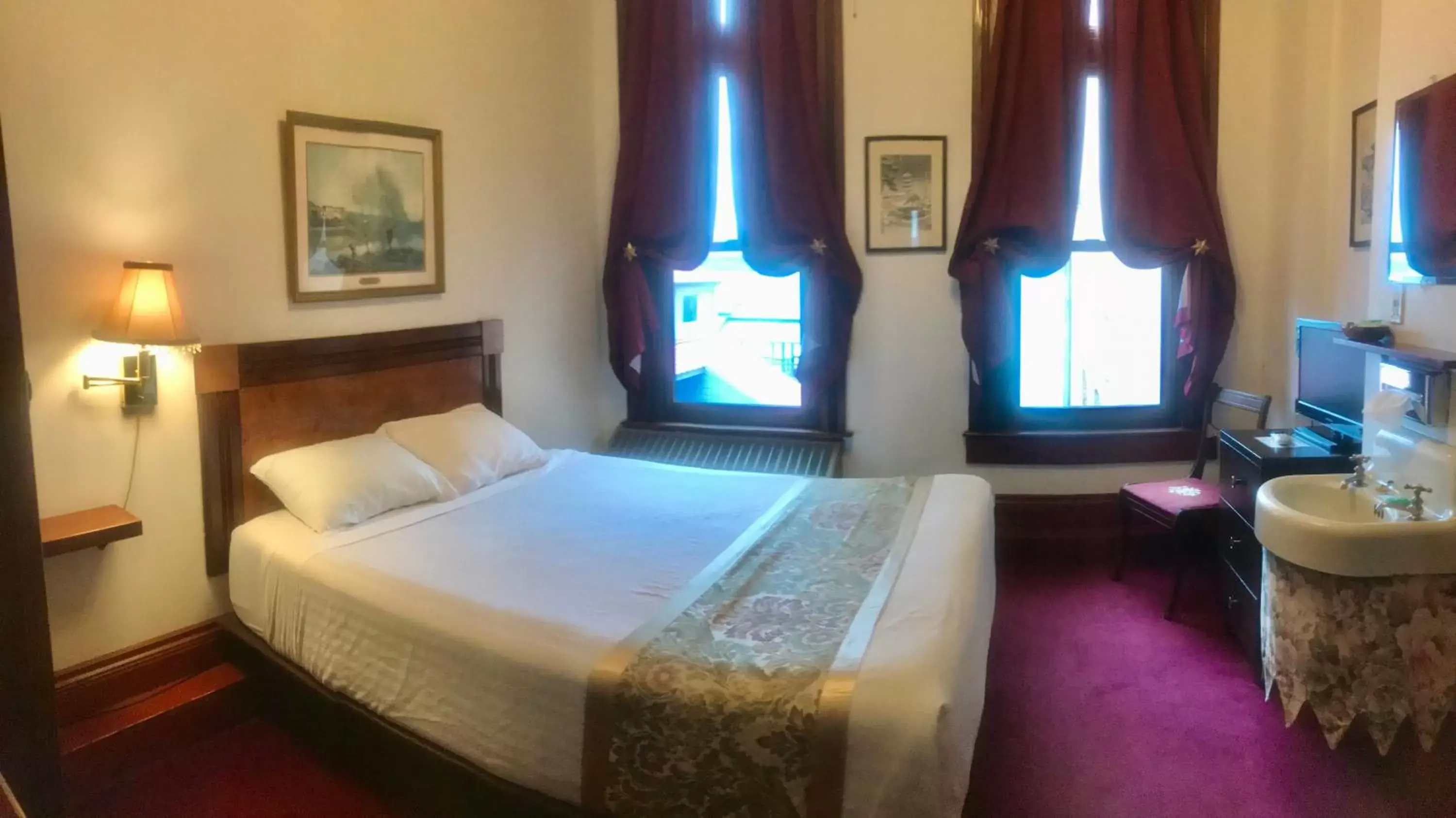 Bed in The Monarch Hotel