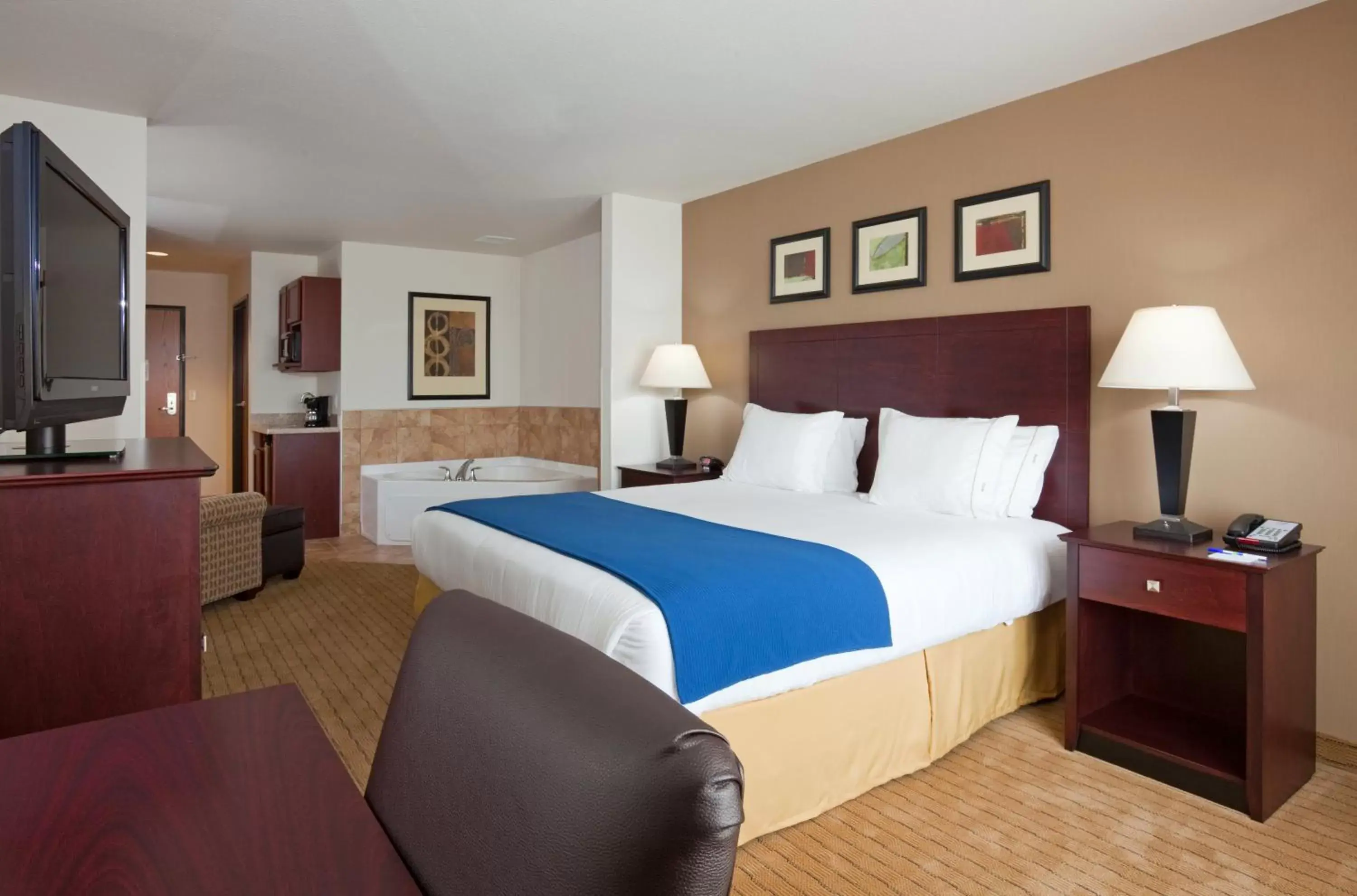 Photo of the whole room, Bed in Holiday Inn Express Hotel & Suites Antigo, an IHG Hotel