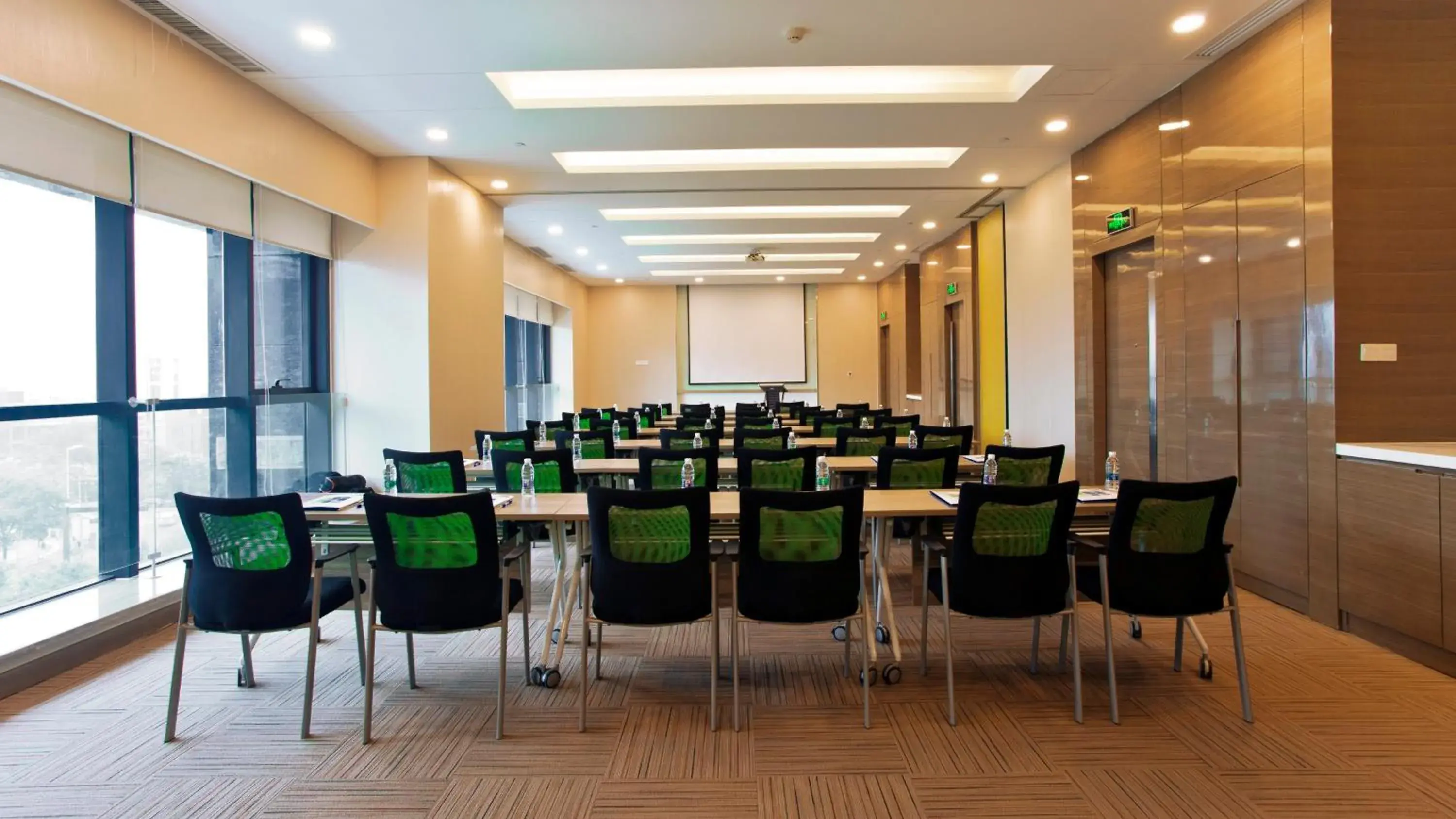 Meeting/conference room in Holiday Inn Express Xi'an High-Tech Zone, an IHG Hotel