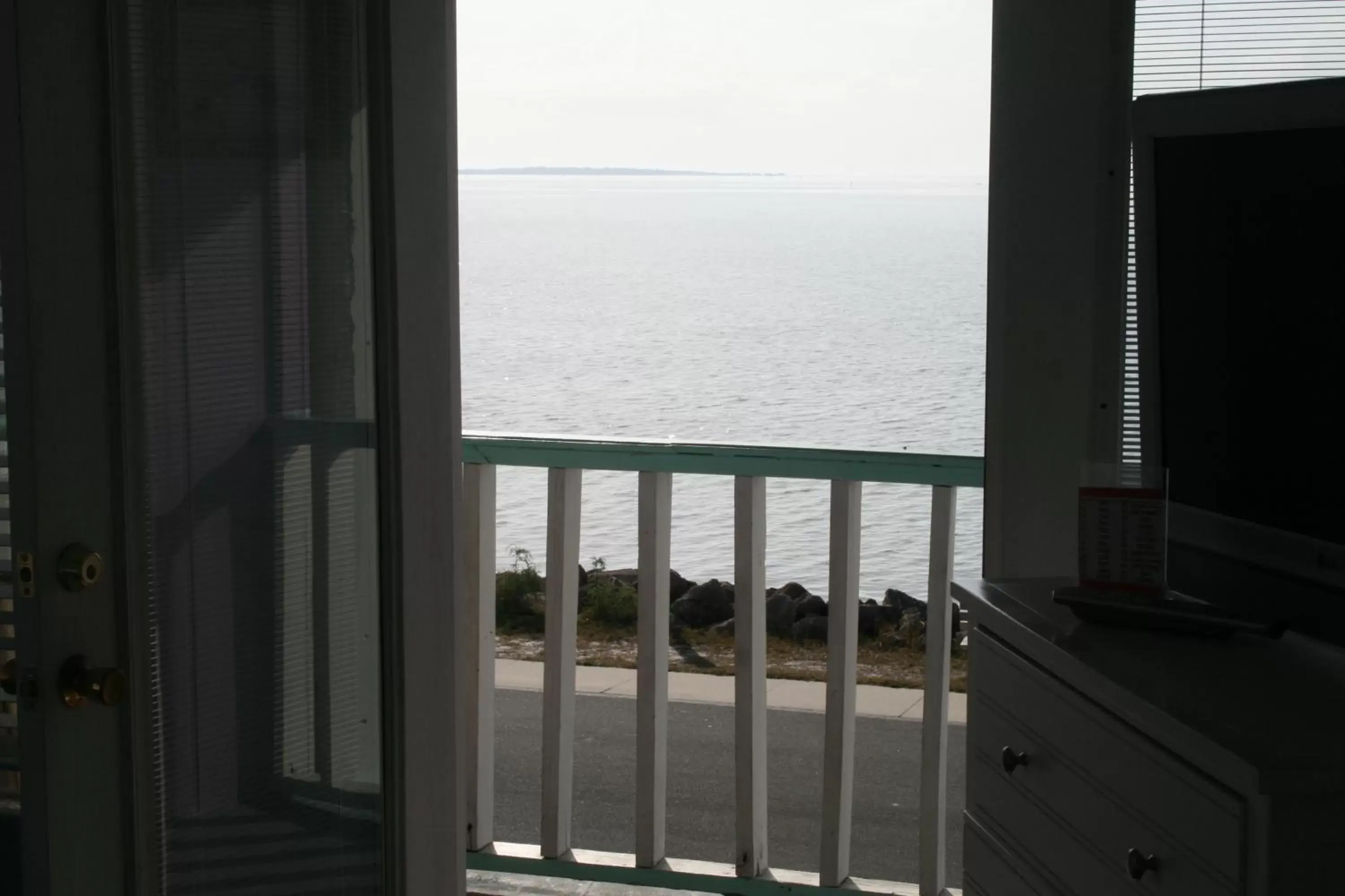 Balcony/Terrace, Sea View in Beach Front Motel Cedar Key