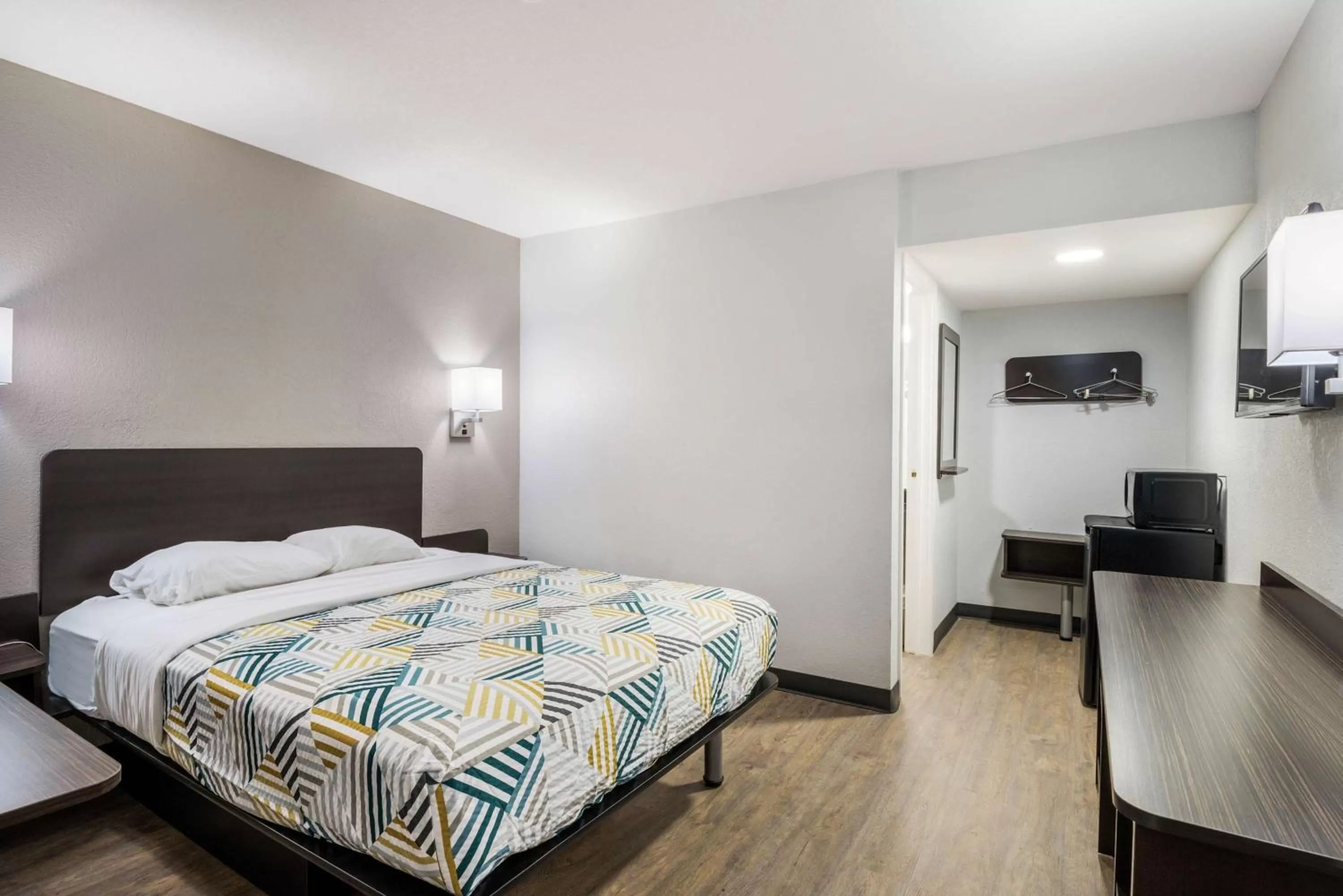 Photo of the whole room, Bed in Motel 6-Sandston, VA - Richmond, Va