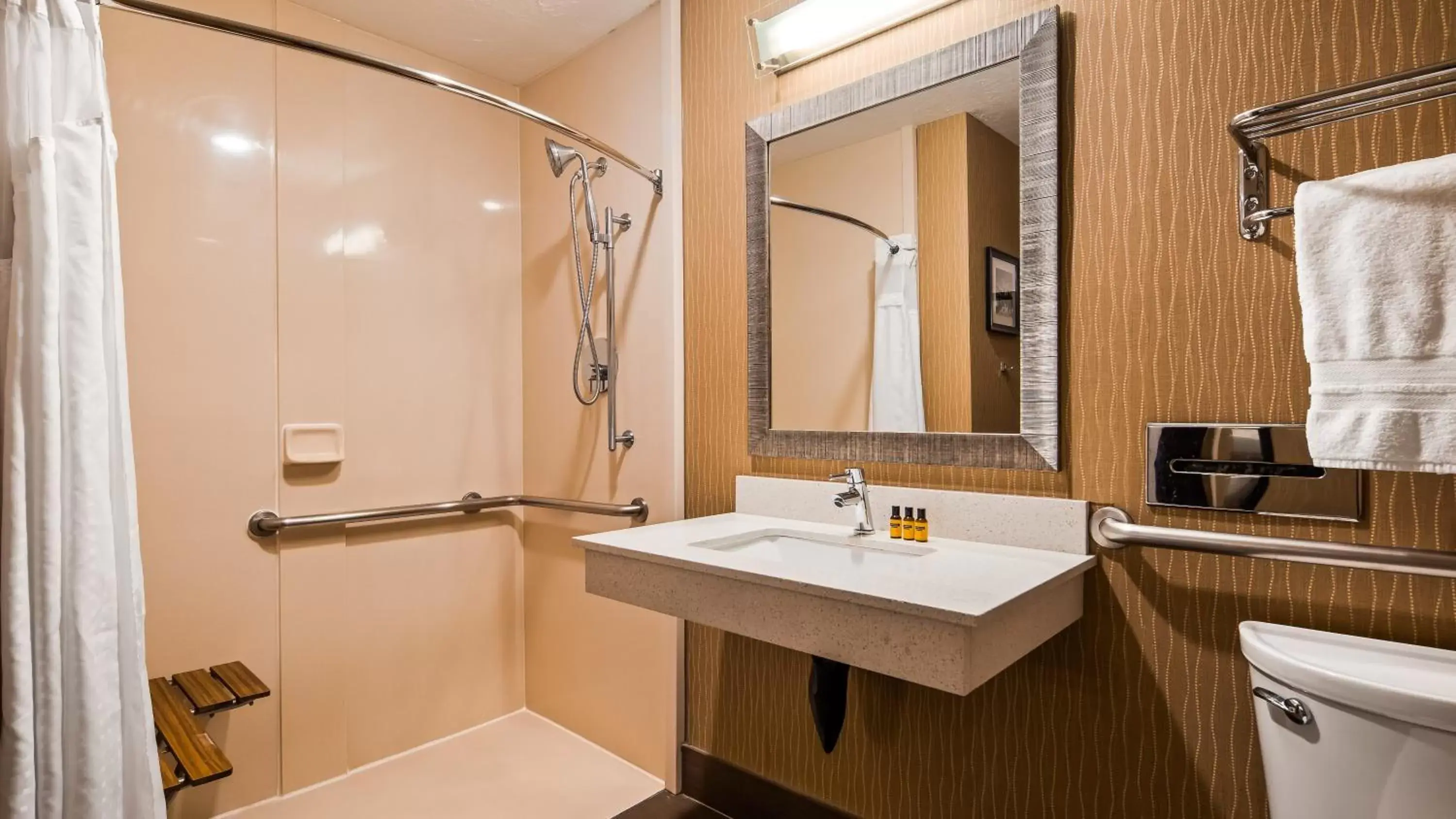 Bedroom, Bathroom in Best Western Plus Portland Airport Hotel & Suites