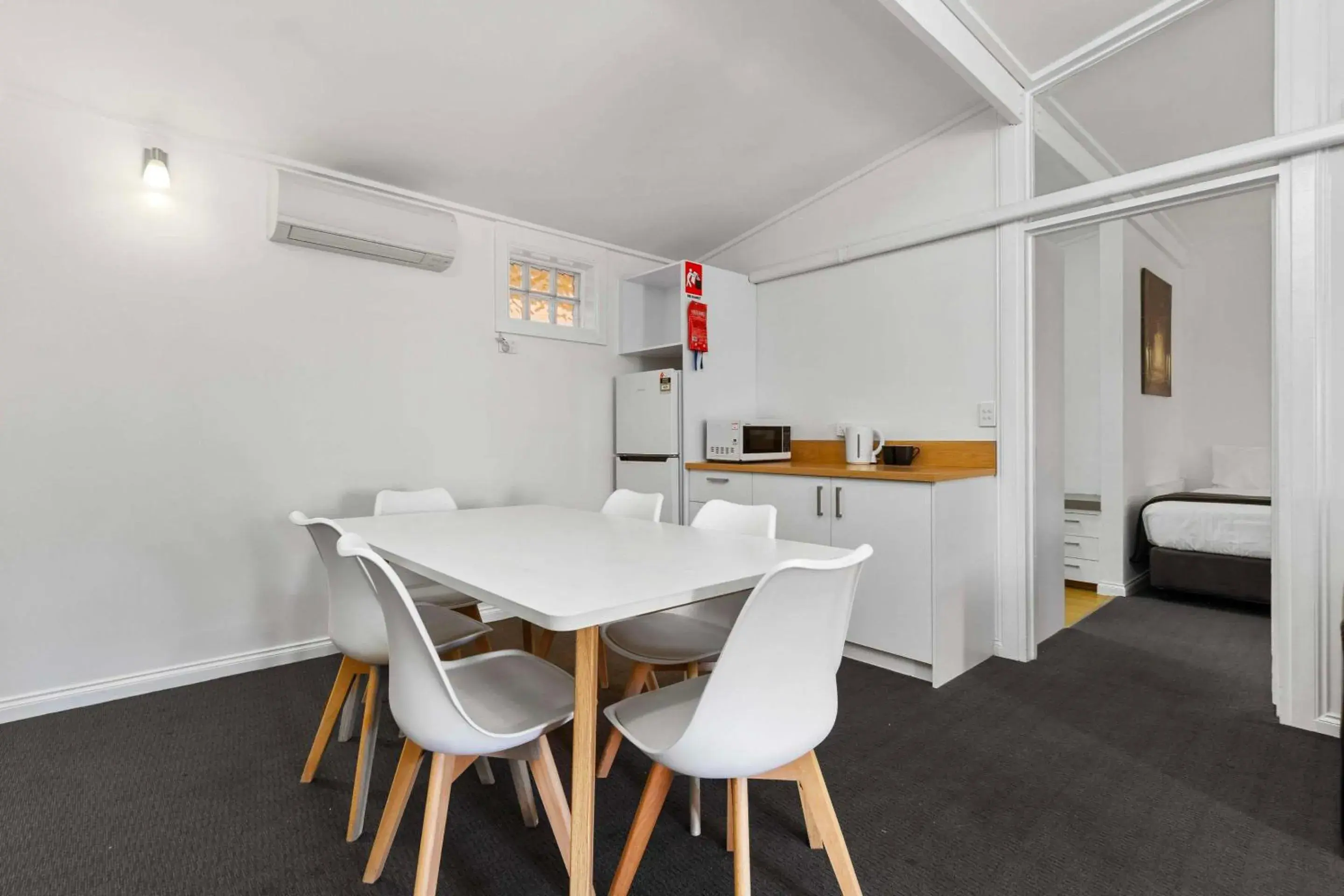 Bedroom, Dining Area in Econo Lodge East Adelaide