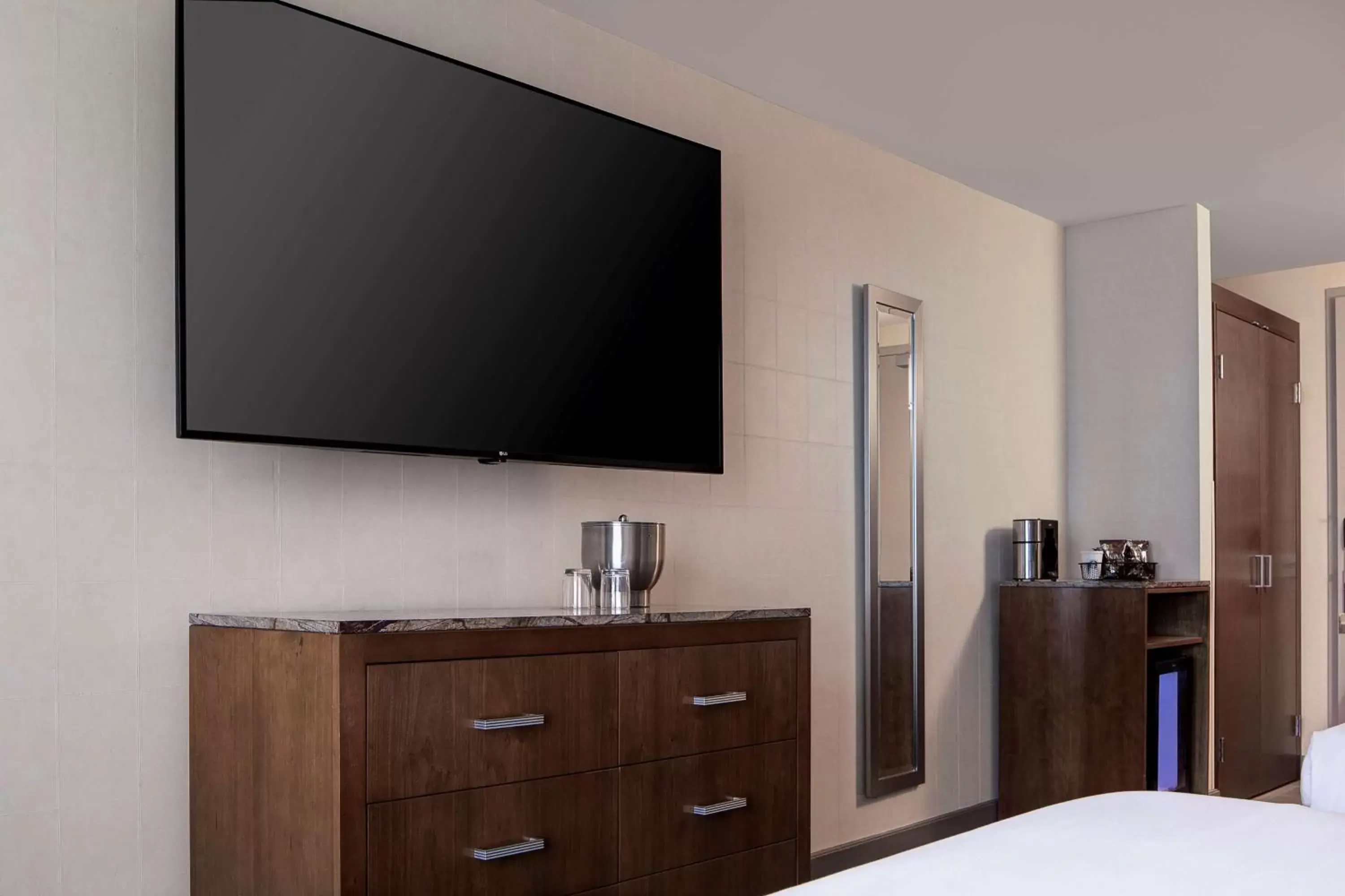 Bedroom, TV/Entertainment Center in Hyatt Regency Baltimore