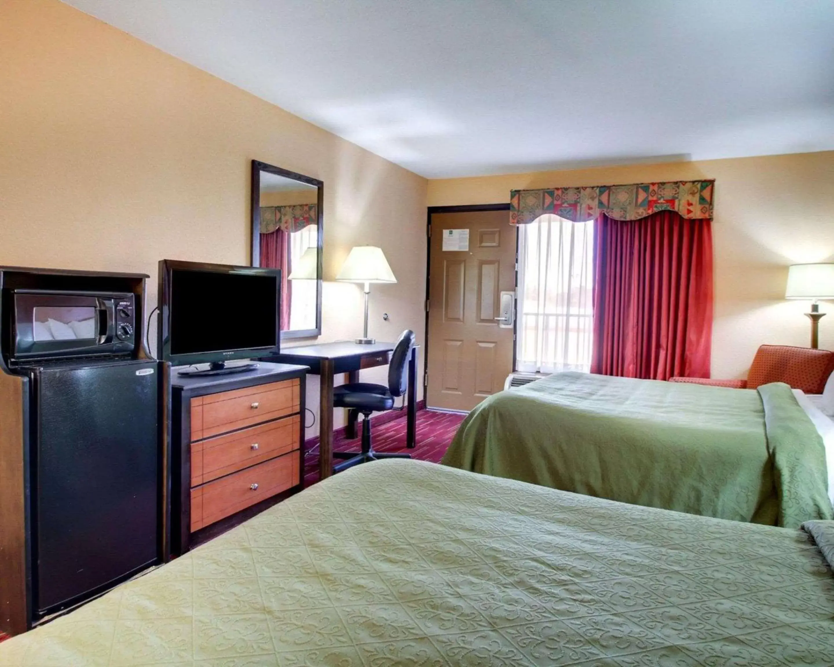 Photo of the whole room, Bed in Quality Inn Richland