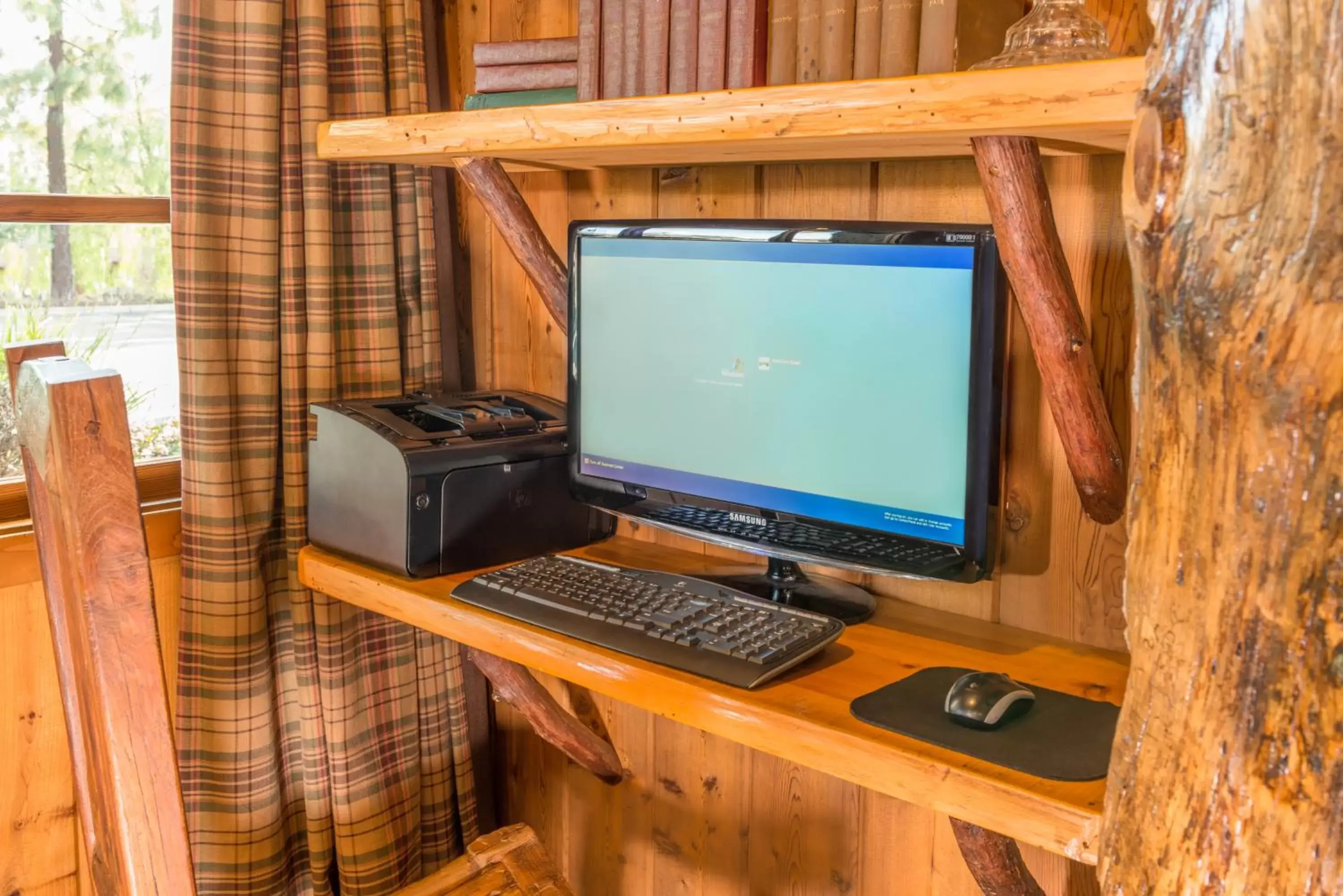 Business facilities, TV/Entertainment Center in Ayres Lodge Alpine