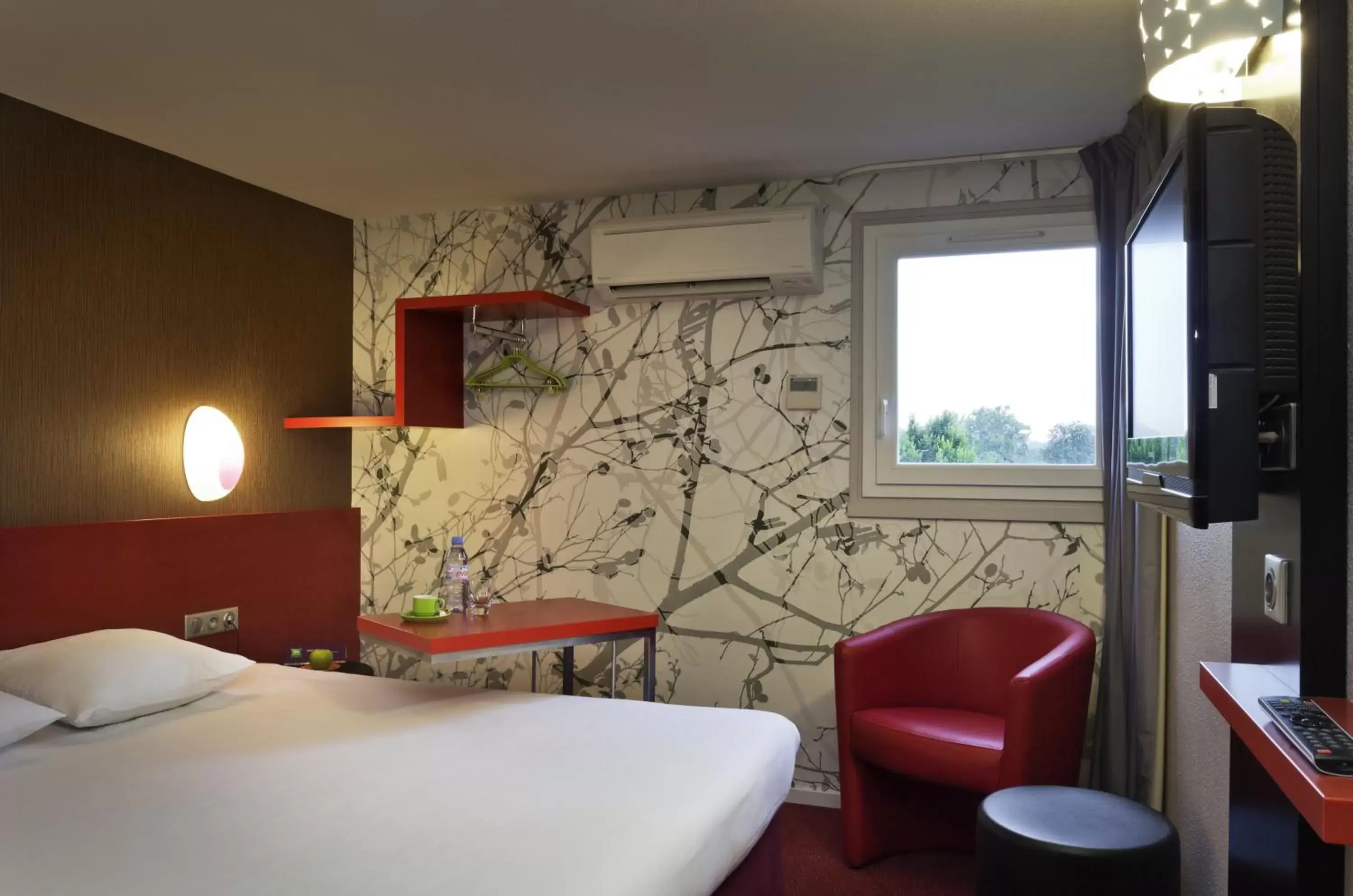 Photo of the whole room in ibis Styles Périgueux Trélissac