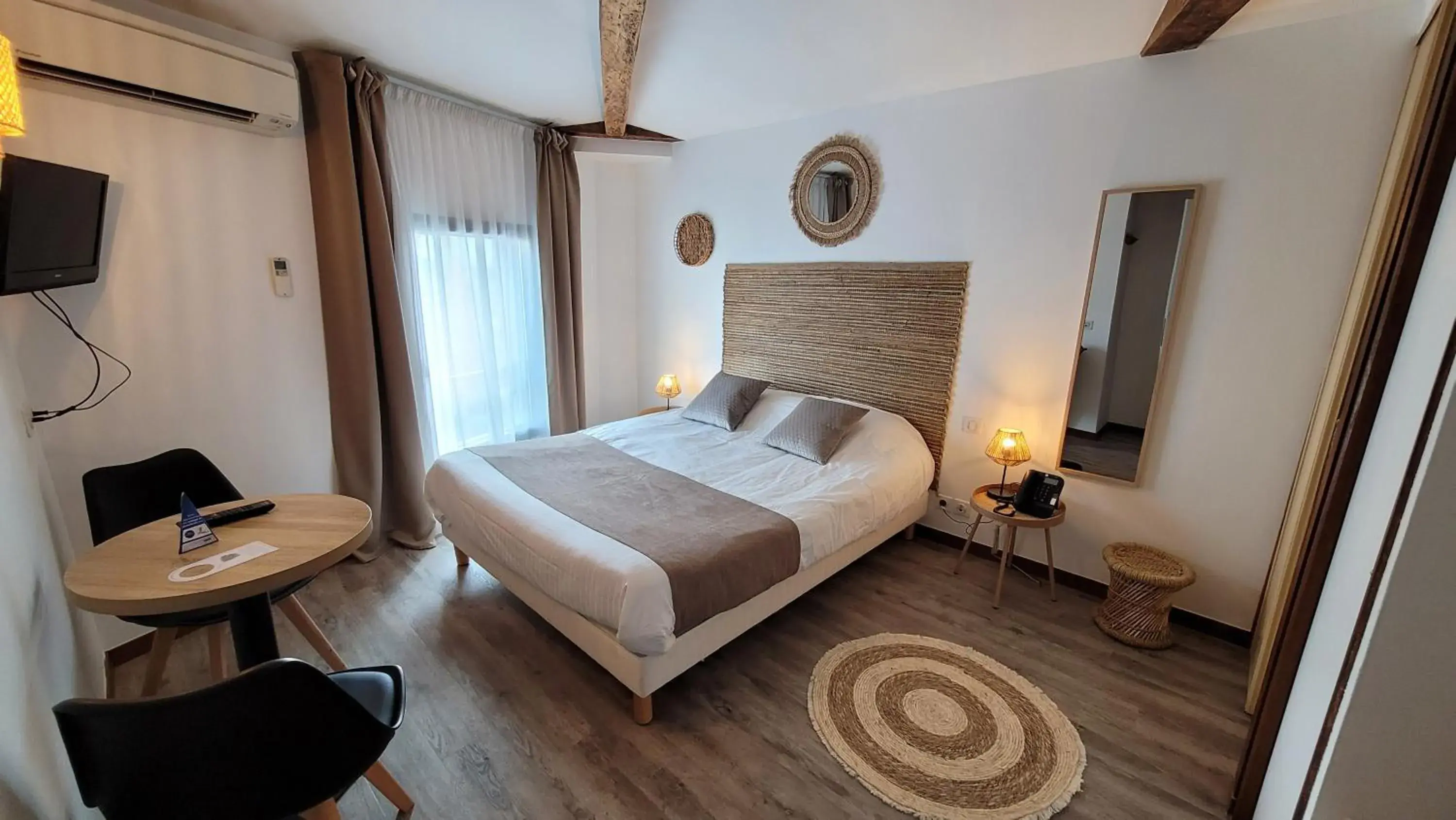 Bedroom, Bed in Hotel Le Valois, Cognac Centre