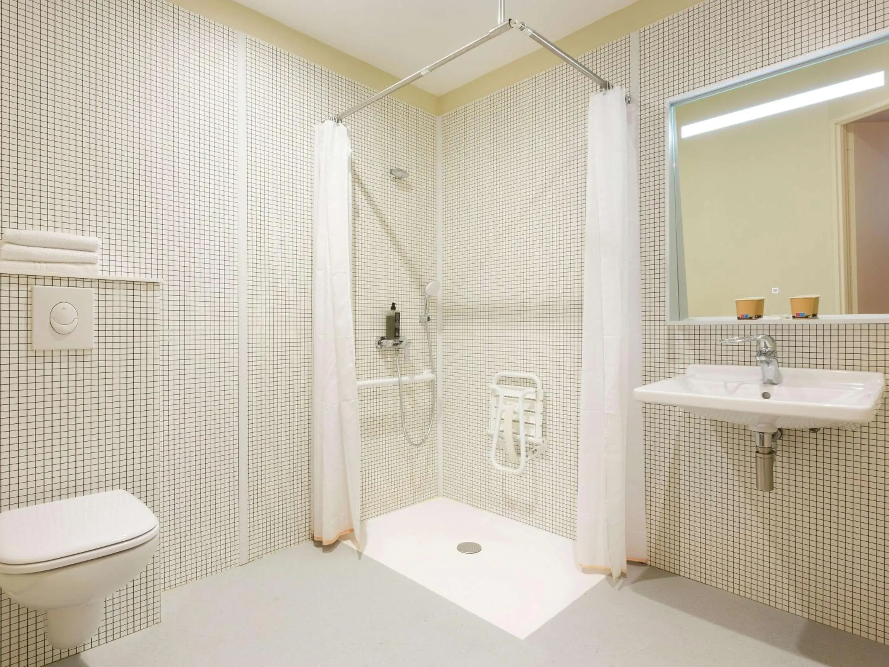 Bathroom in ibis budget Antony Massy