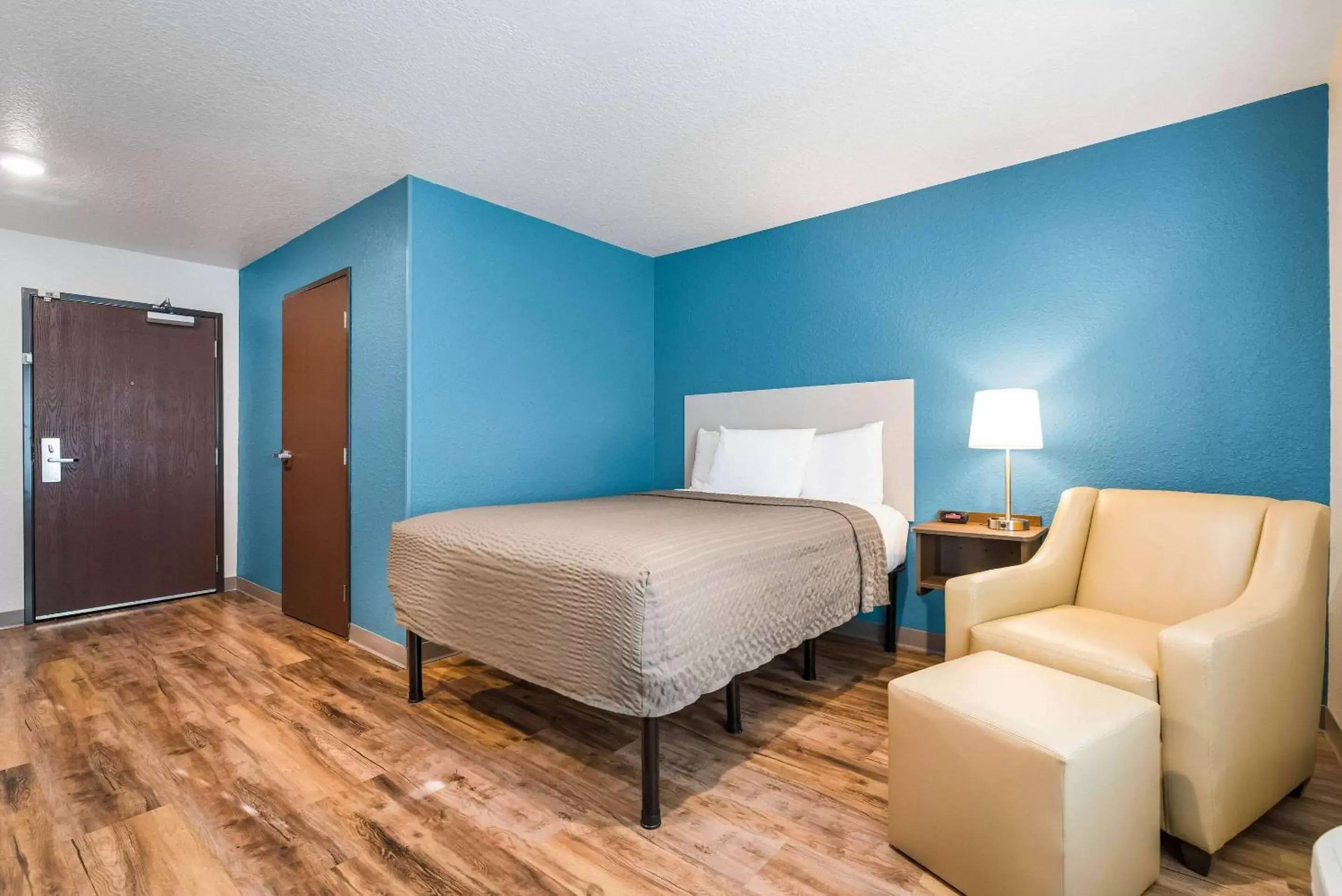 Photo of the whole room, Bed in WoodSpring Suites Davenport FL