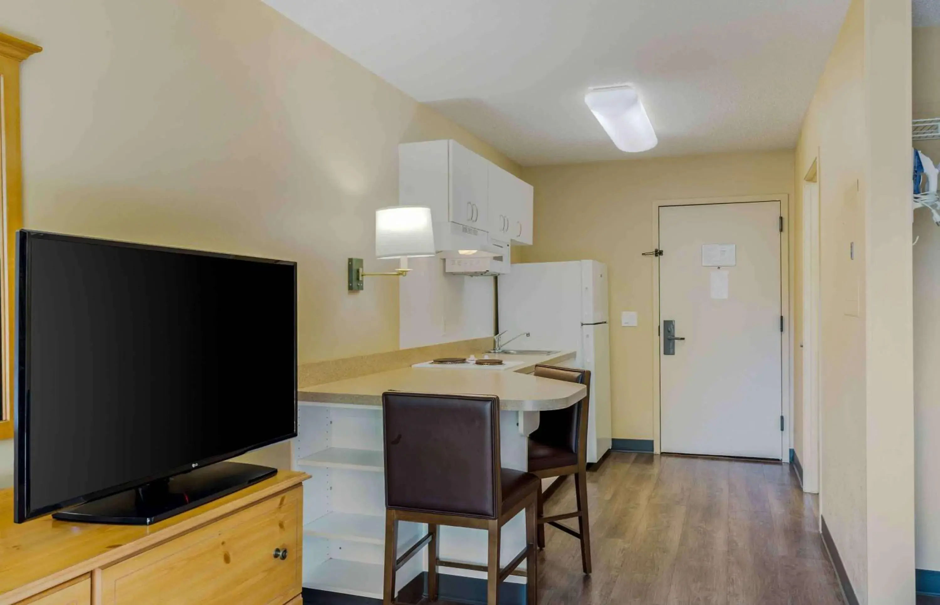 Bedroom, TV/Entertainment Center in Extended Stay America Suites - Boston - Waltham - 52 4th Ave