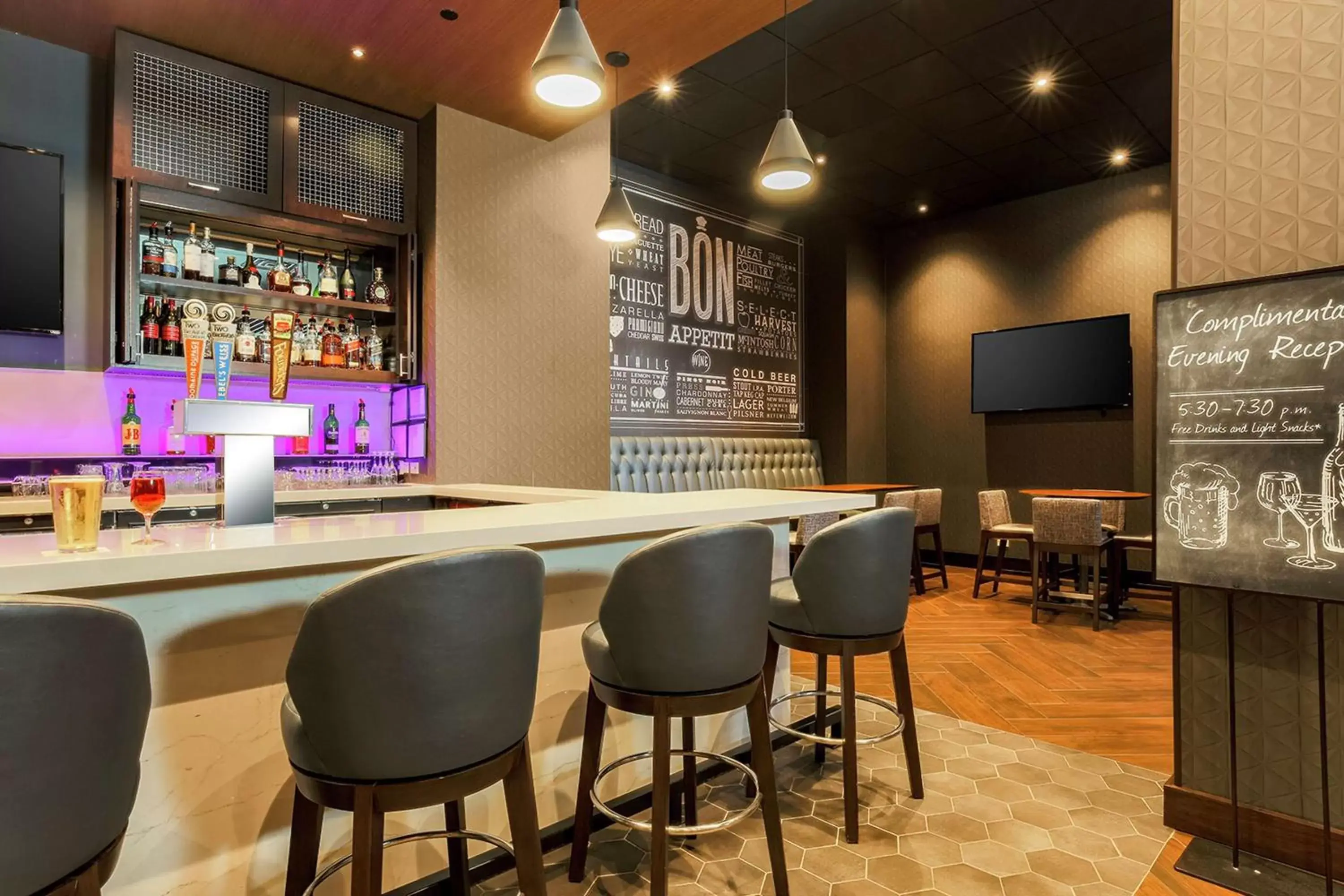Lounge or bar, Lounge/Bar in Embassy Suites by Hilton Chicago Lombard