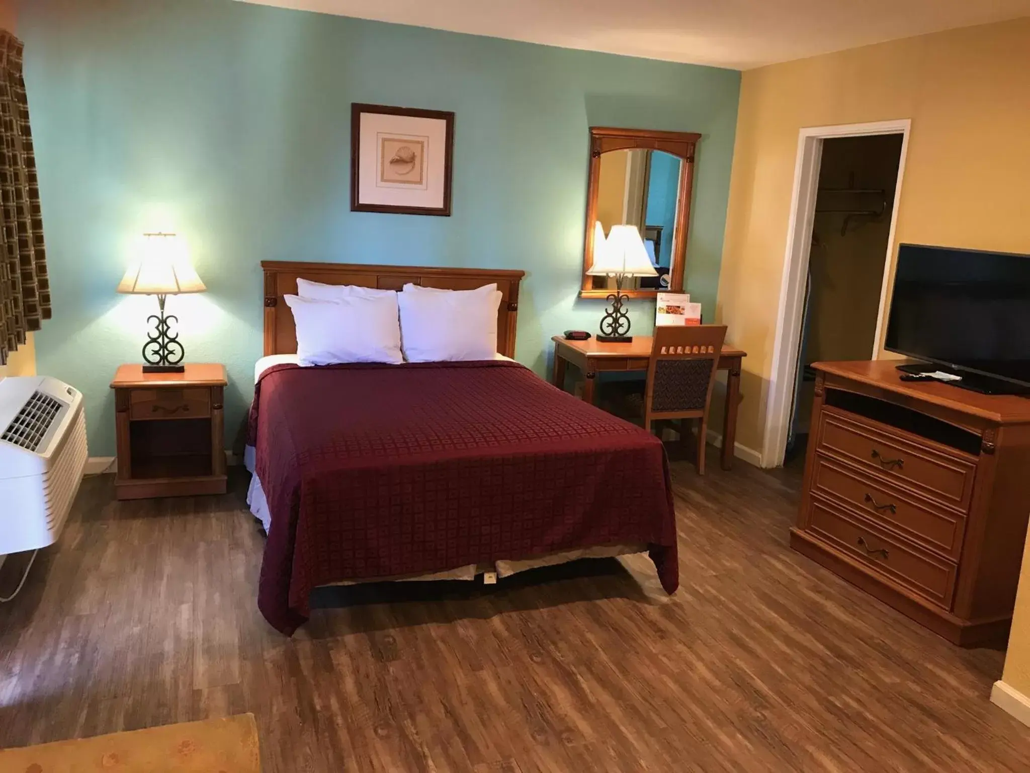 Photo of the whole room, Bed in Travelodge by Wyndham San Diego SeaWorld