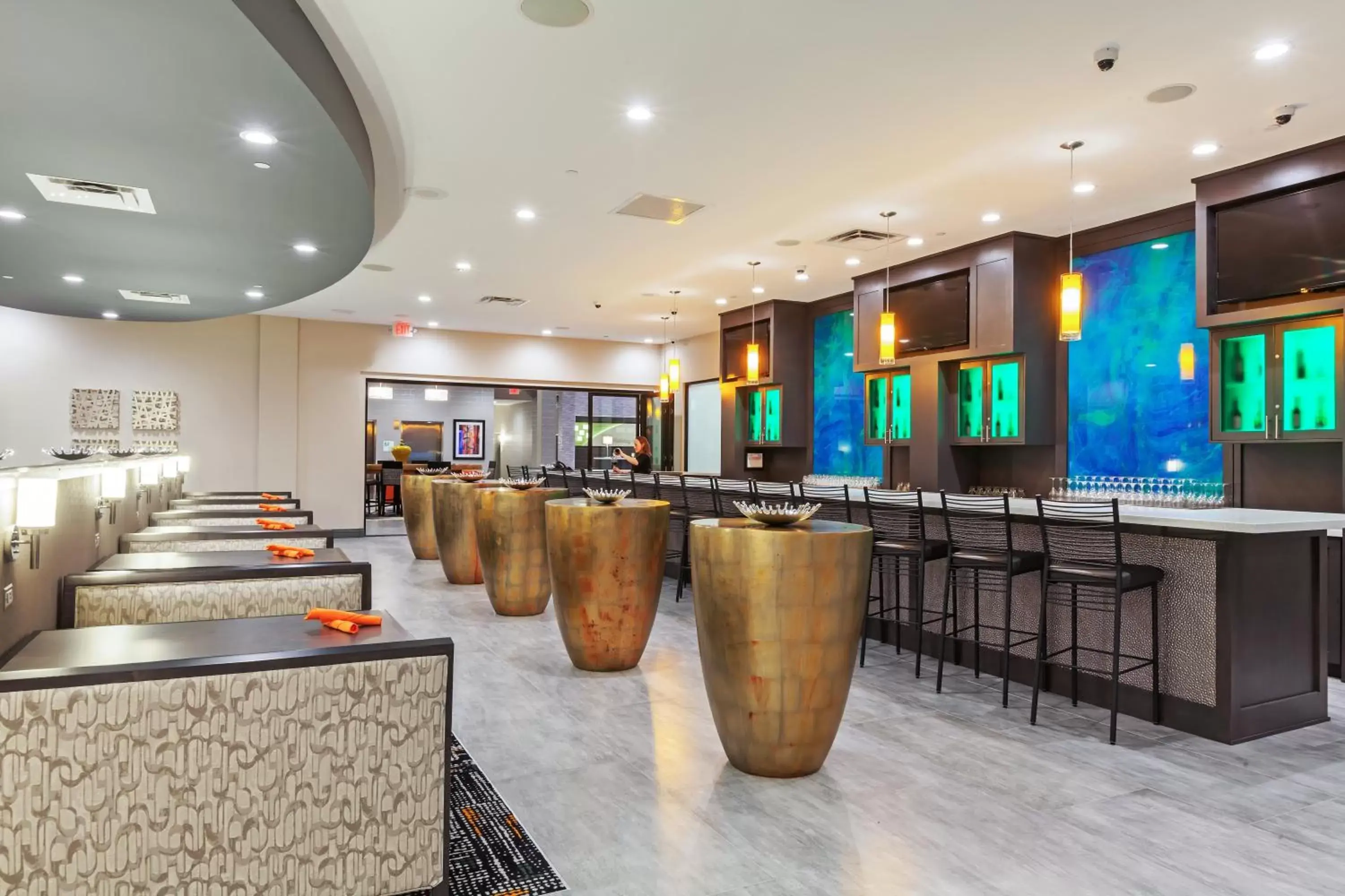 Lounge or bar in Holiday Inn Houston NE-Bush Airport Area, an IHG Hotel