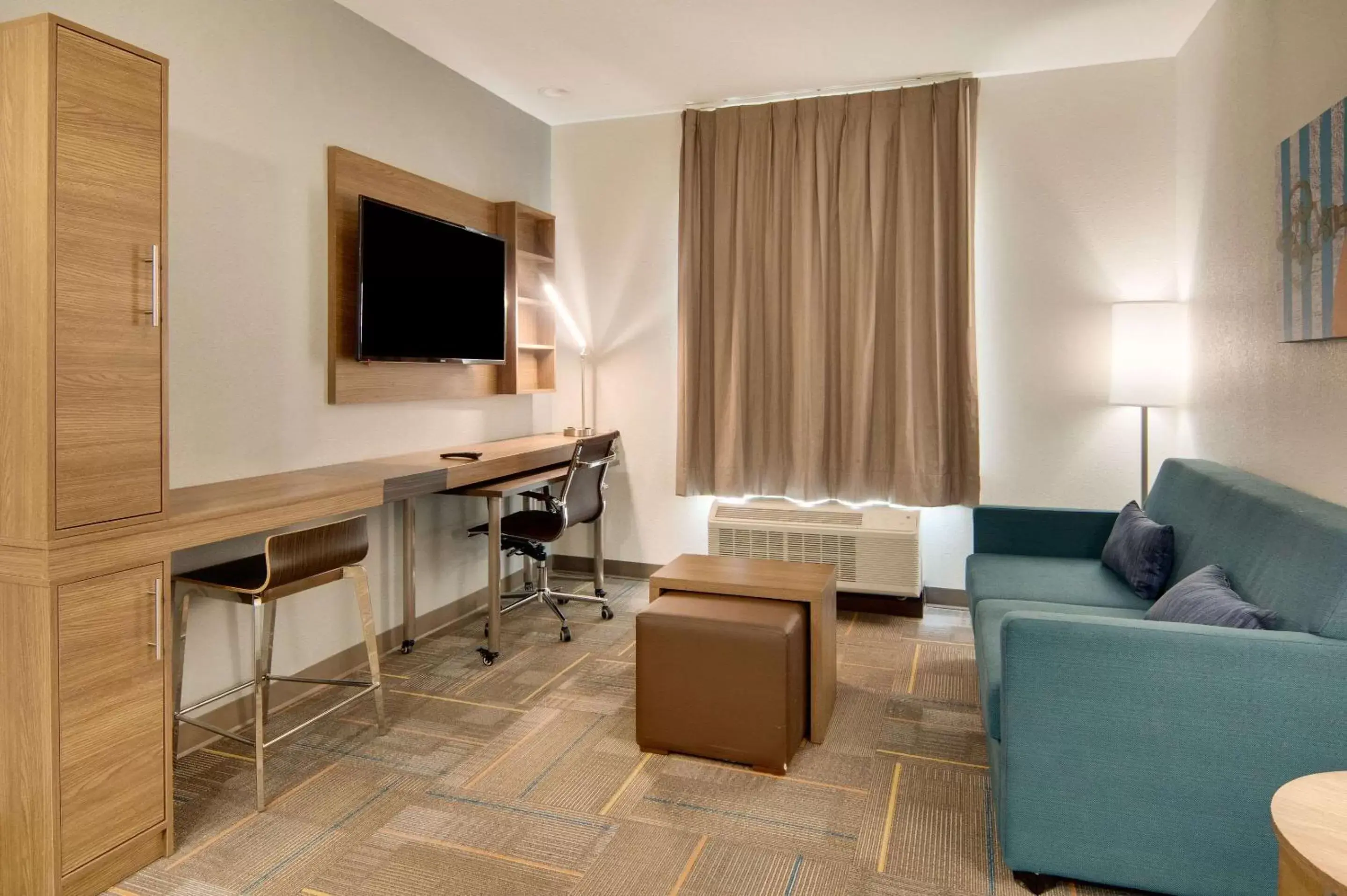 Bedroom, TV/Entertainment Center in MainStay Suites Dallas Northwest - Irving