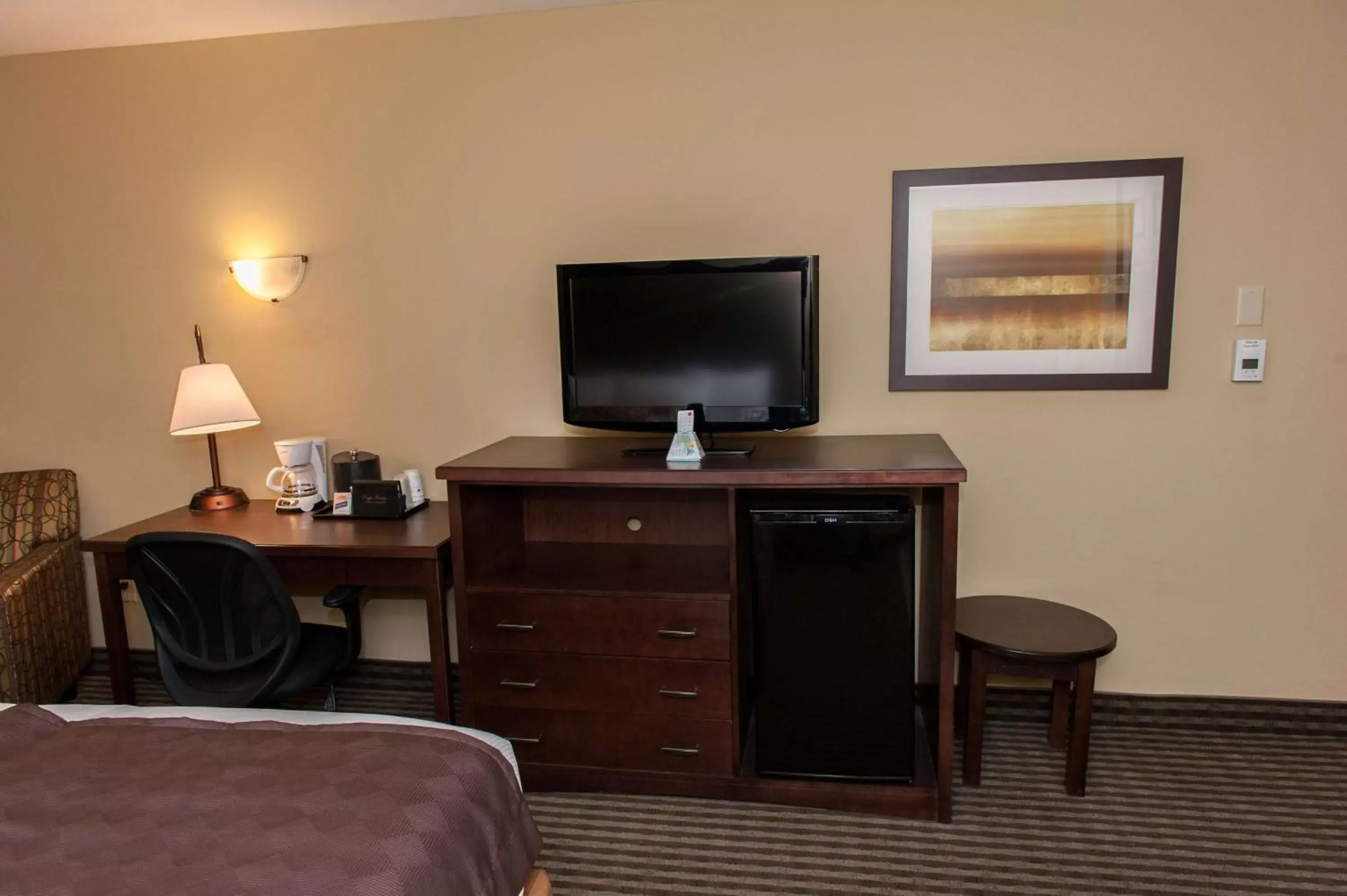 Photo of the whole room, TV/Entertainment Center in Best Western Maple Ridge