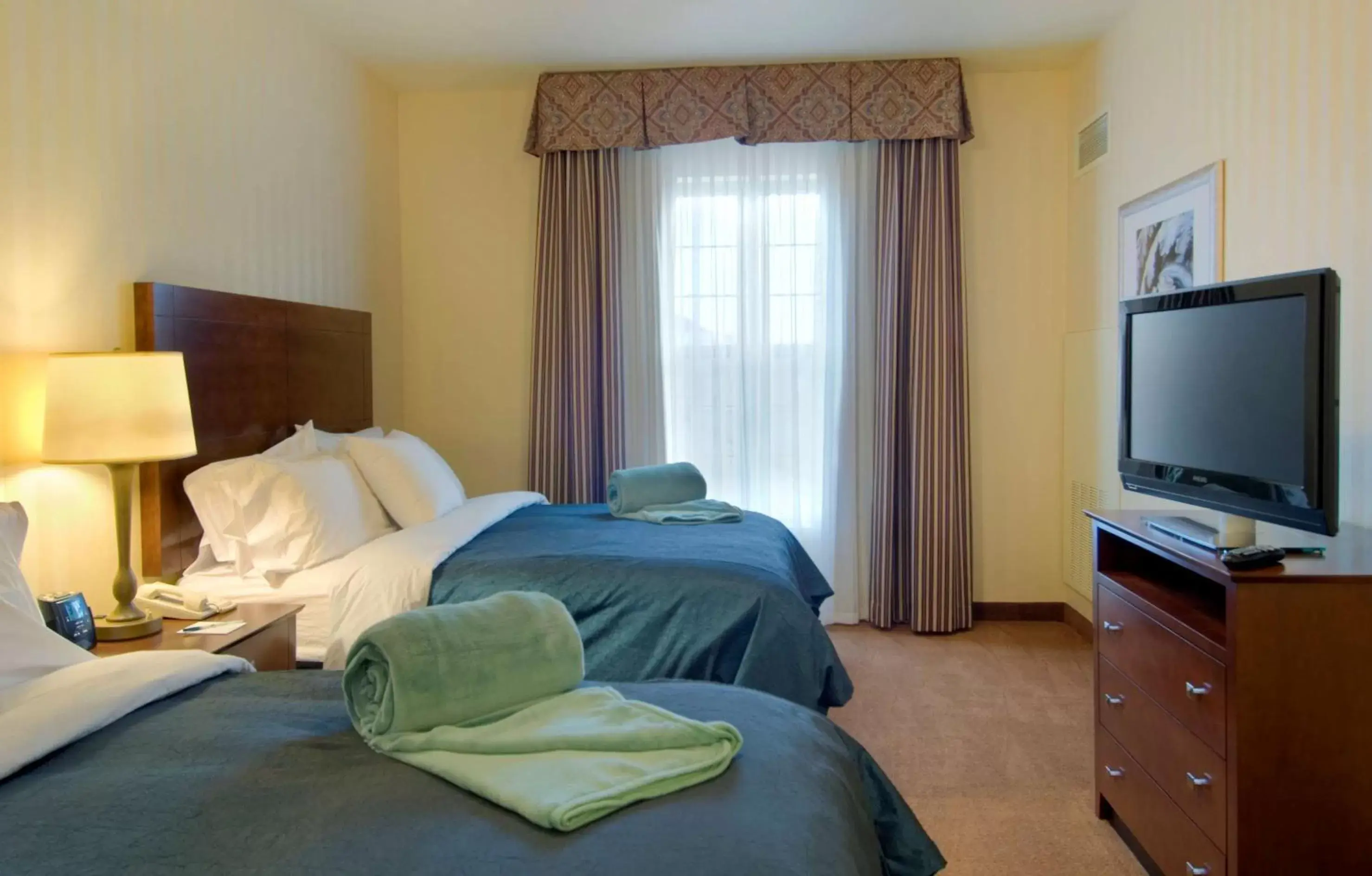Bed in Homewood Suites by Hilton Sacramento Airport-Natomas