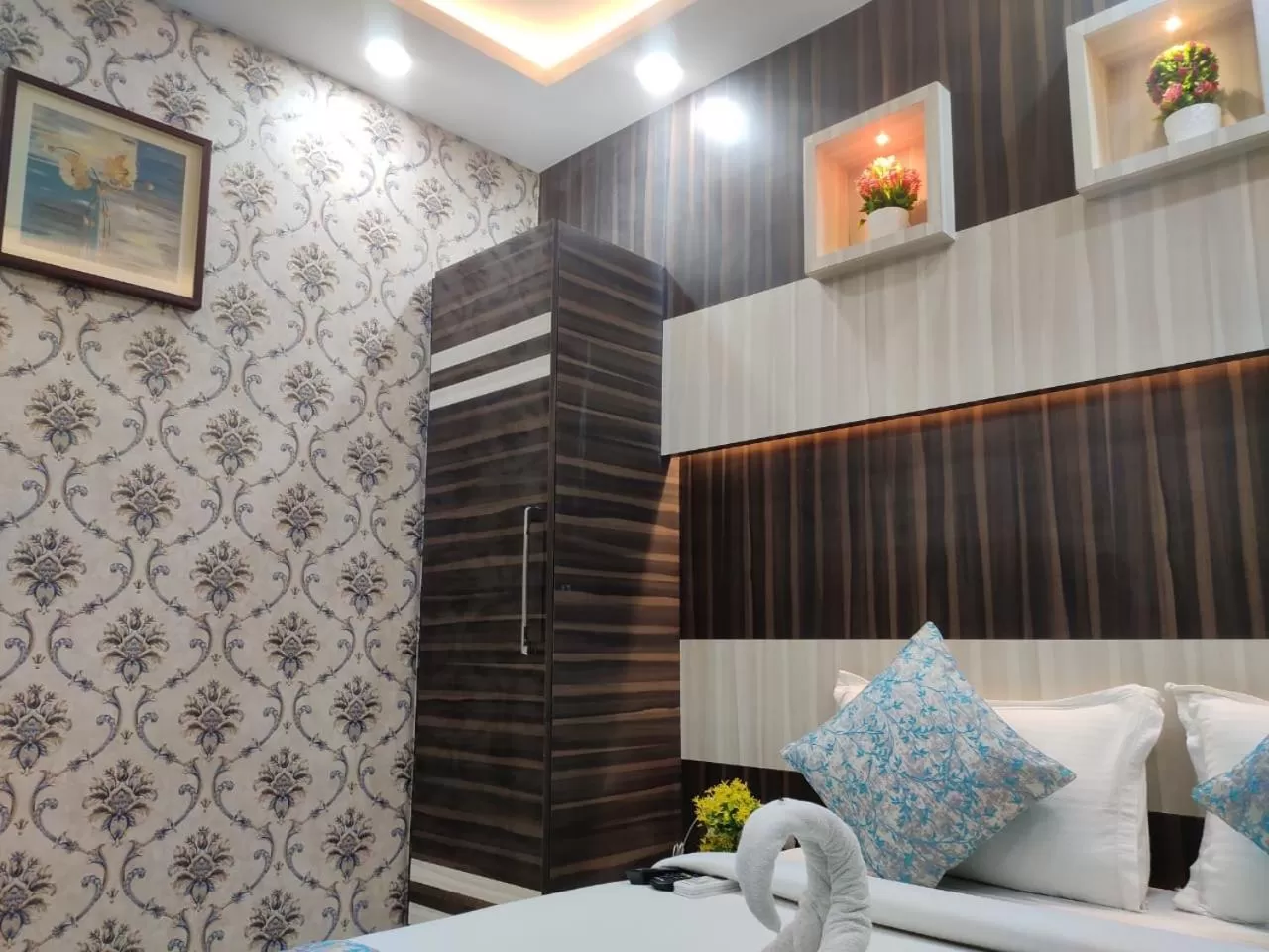 HOTEL CENTRAL SQUARE "A Couple Friendly Hotel"