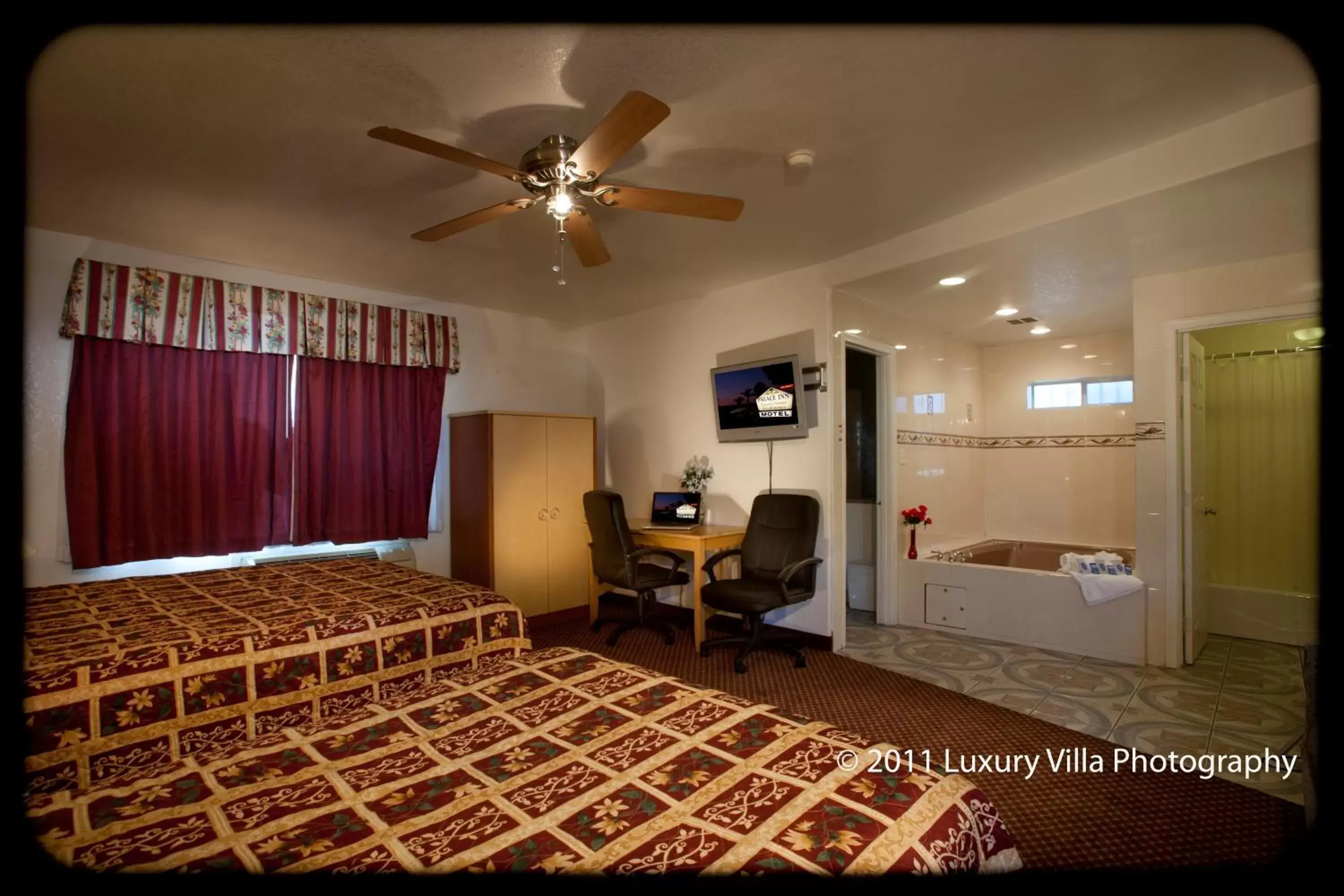 Bathroom, Bed in The Palace Inn