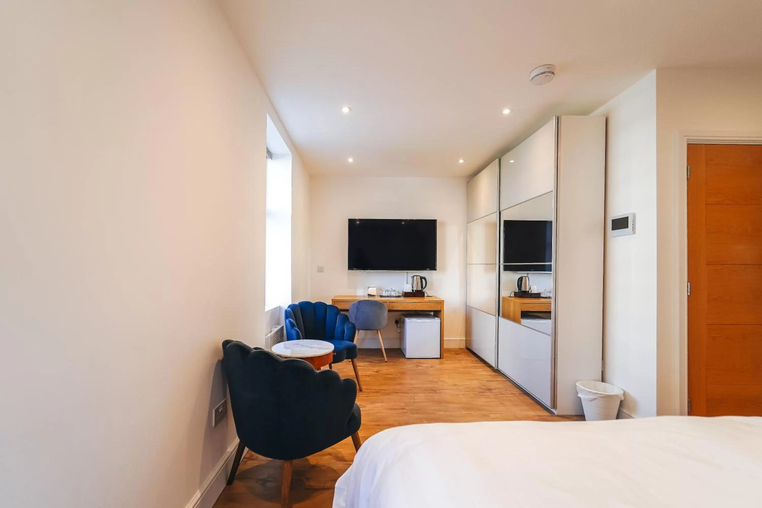 TV/Entertainment Center in The Avonmore Olympia