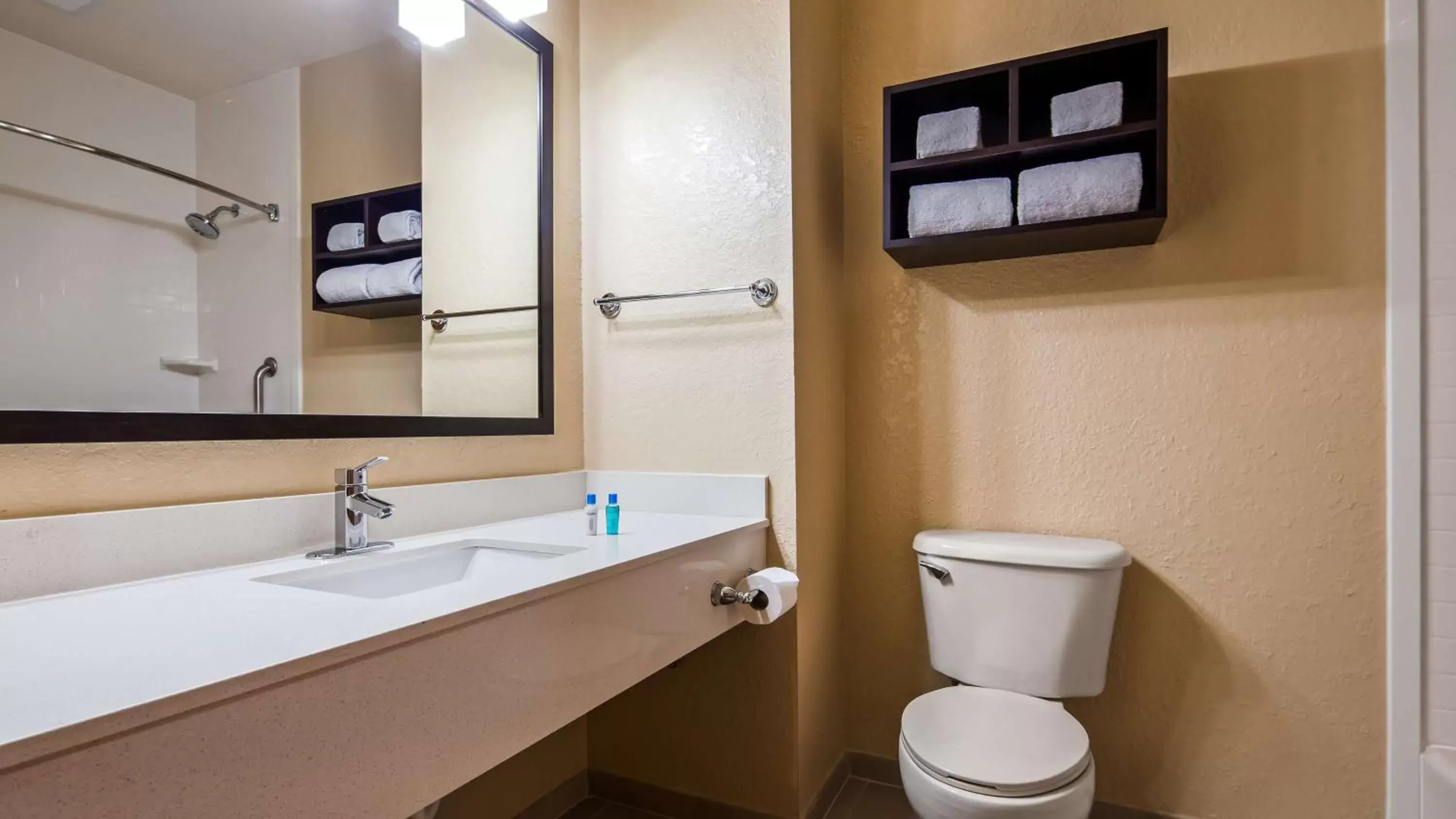 Bathroom in Best Western Edgewater Inn