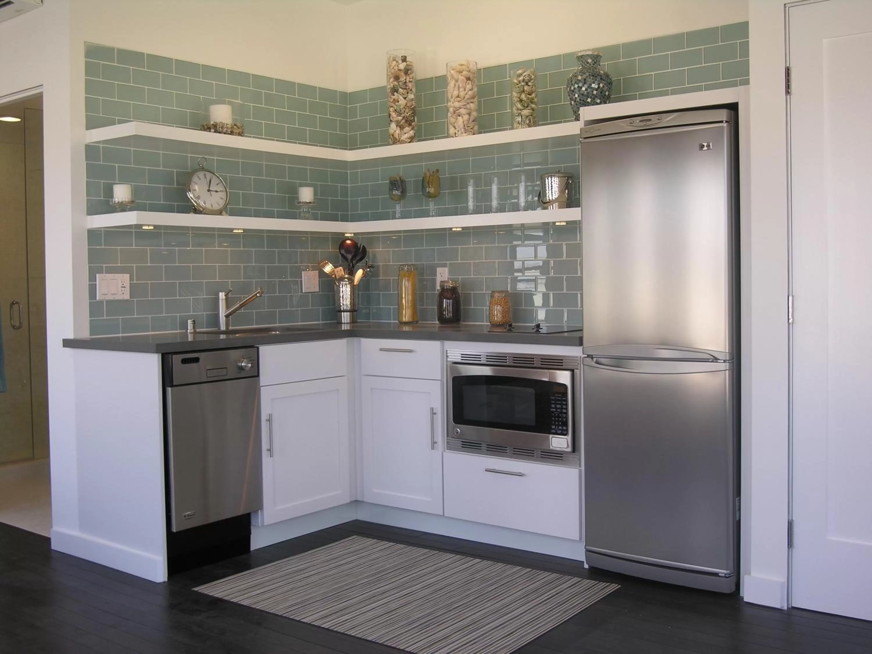 Kitchen or kitchenette in Venice Breeze Suites