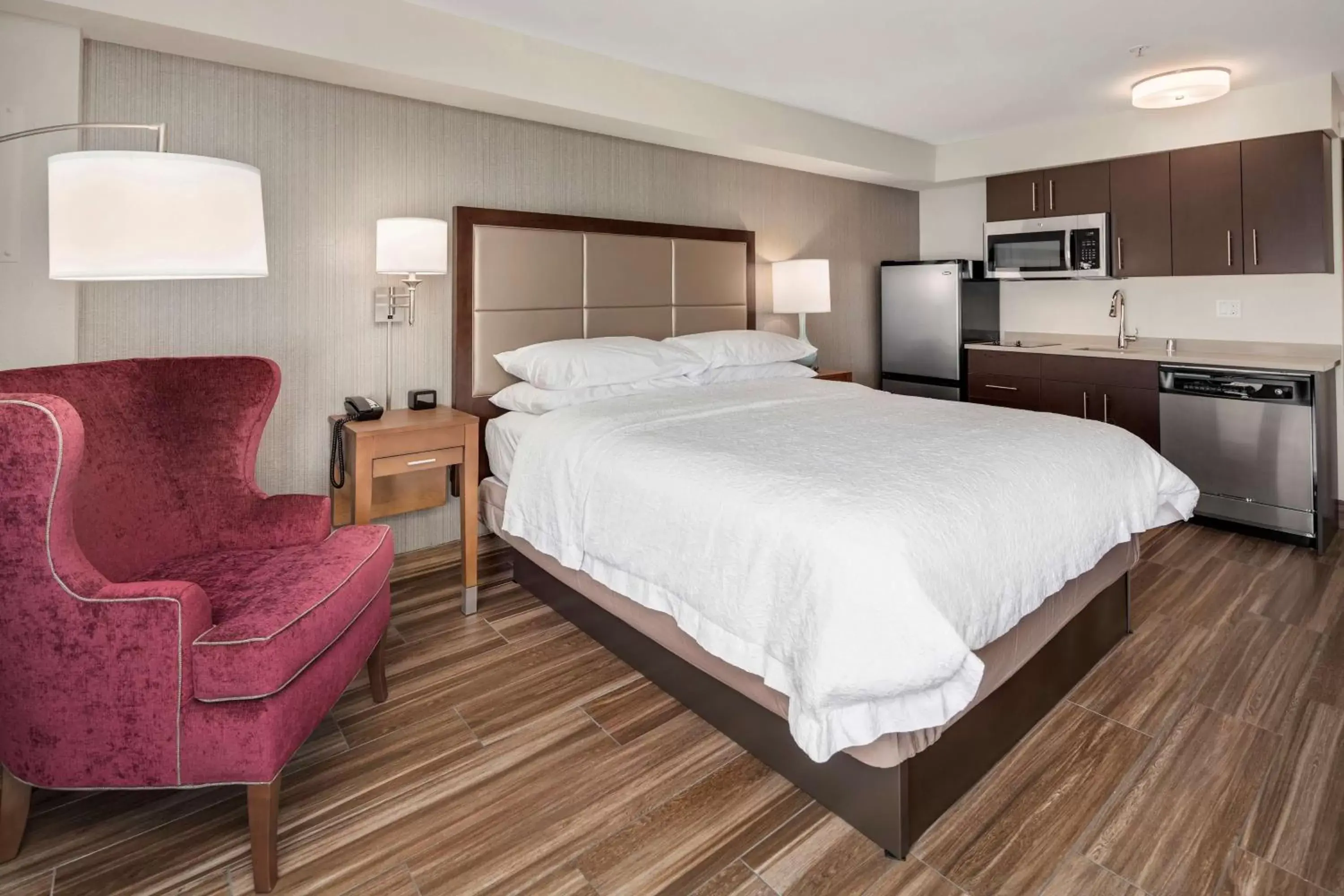 Bed in Hampton Inn & Suites Seattle North/Lynnwood