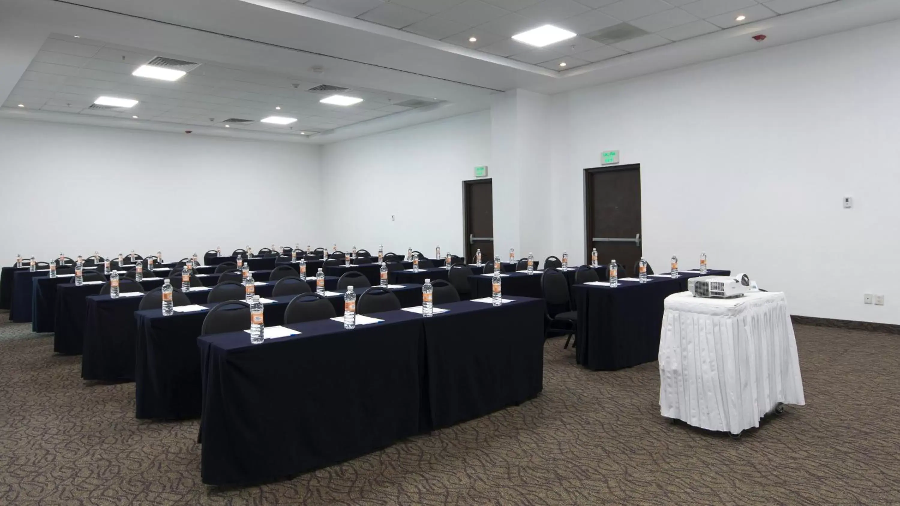 Meeting/conference room in Holiday Inn Express Guadalajara Iteso, an IHG Hotel