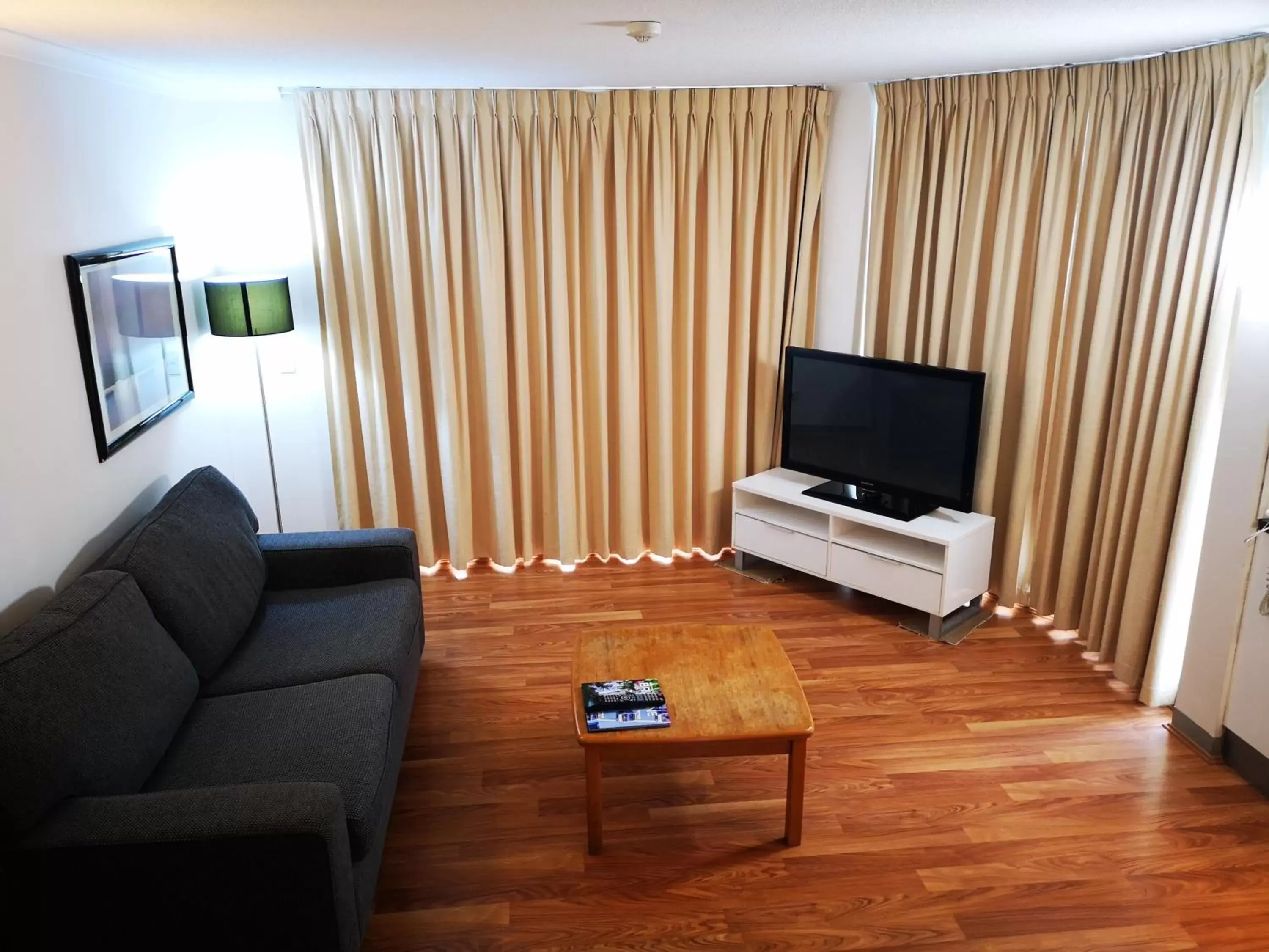 TV/Entertainment Center in Abbey On Roma Hotel & Apartments