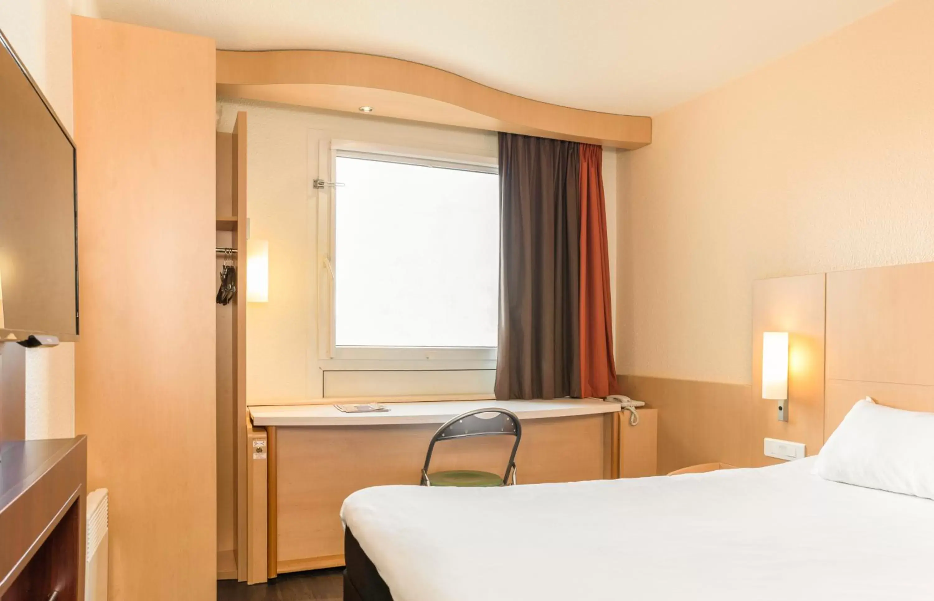 Photo of the whole room, Bed in ibis Toulouse Aeroport