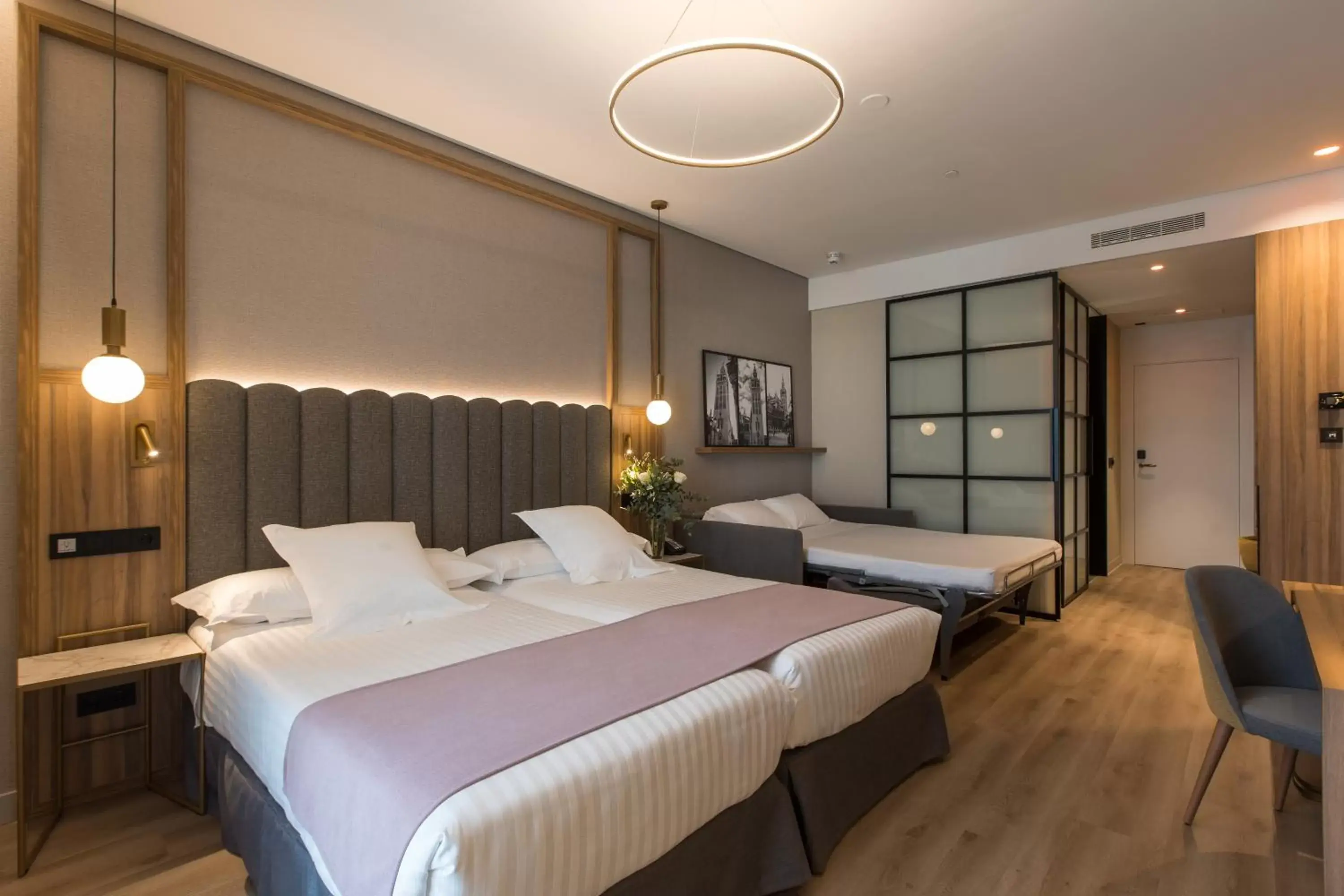 Bed in Hotel Giralda Center