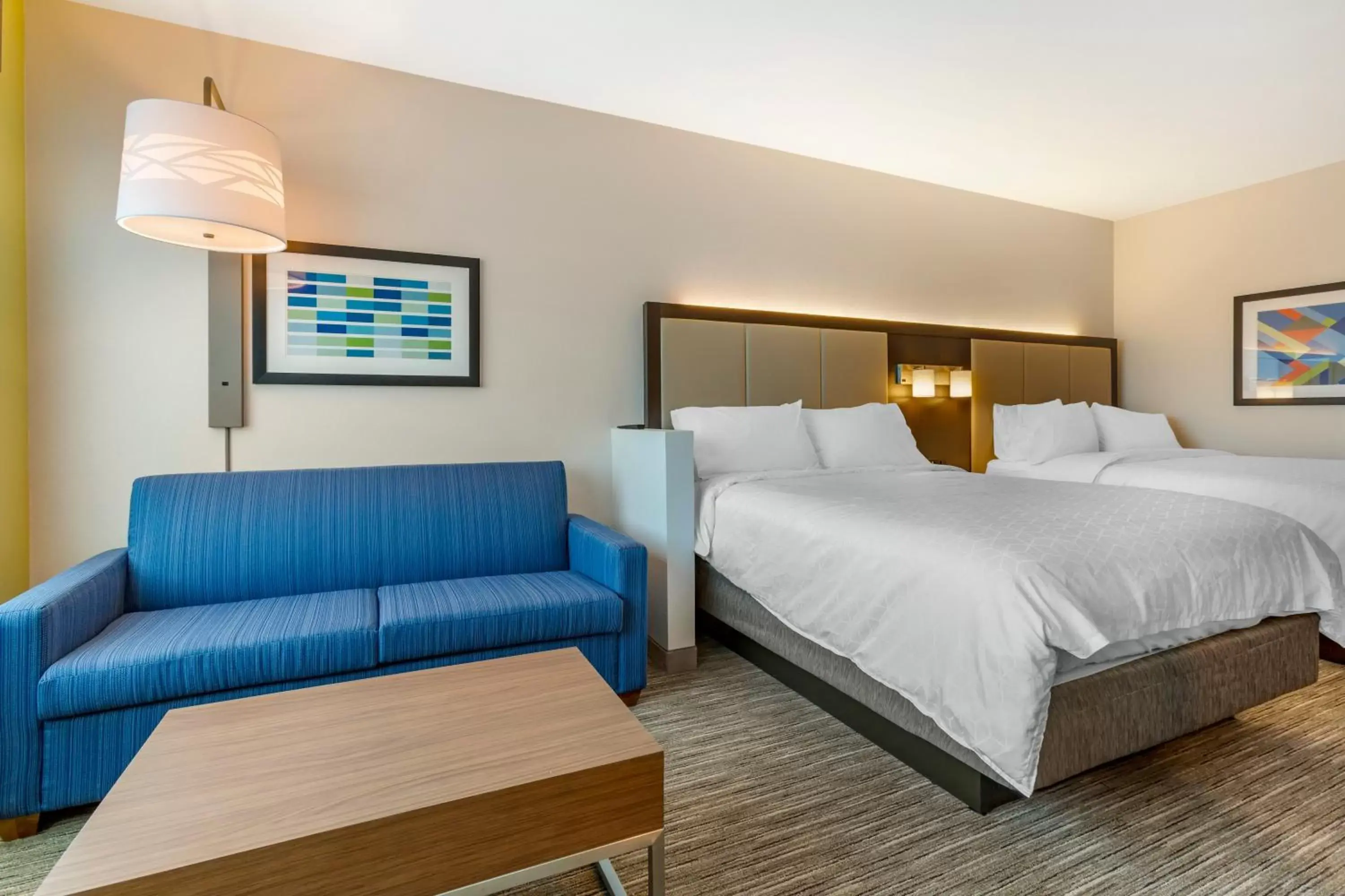 Seating area, Bed in Holiday Inn Express & Suites - Phoenix Dwtn - State Capitol, an IHG Hotel