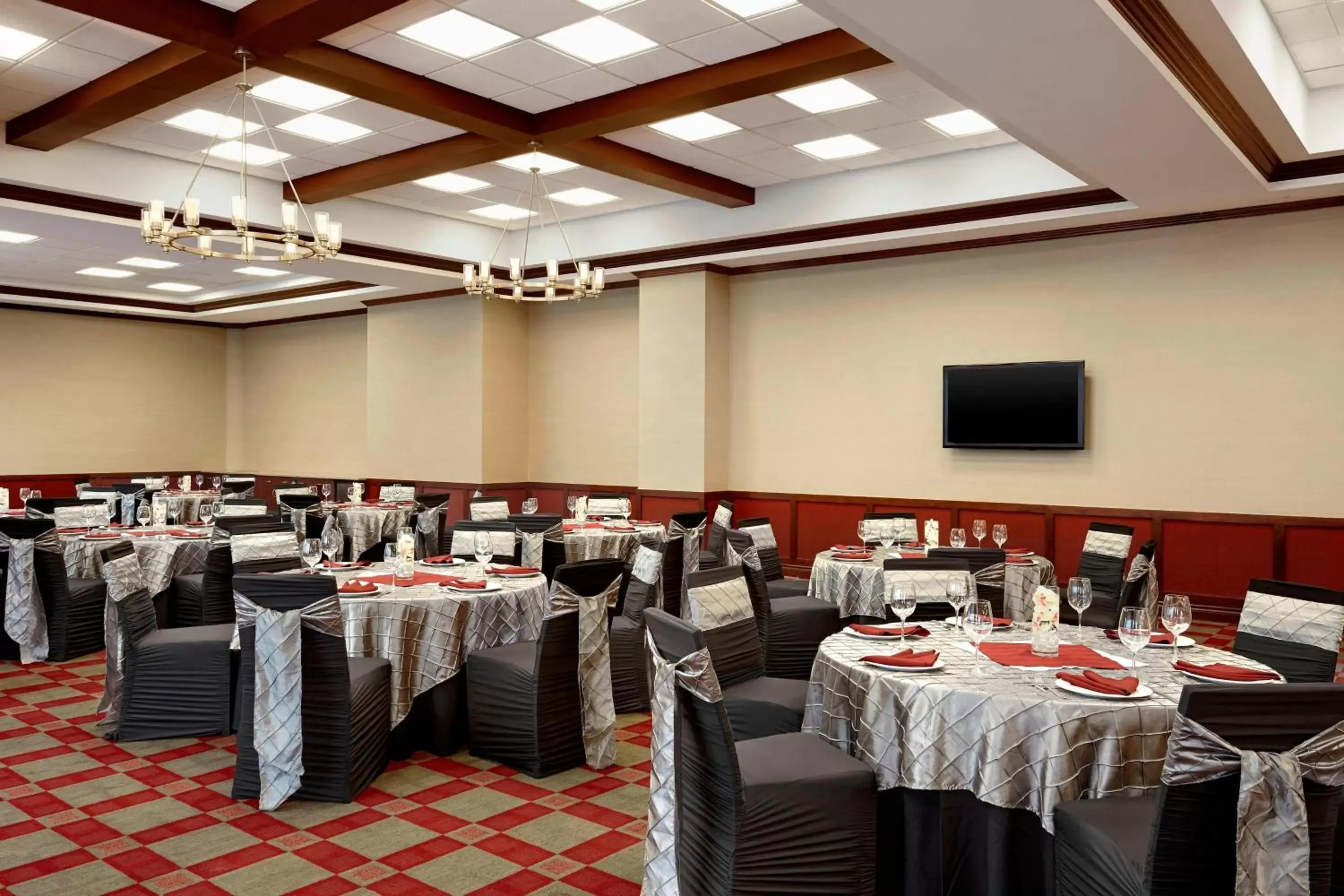 Meeting/conference room, Restaurant/Places to Eat in Four Points by Sheraton Calgary Airport