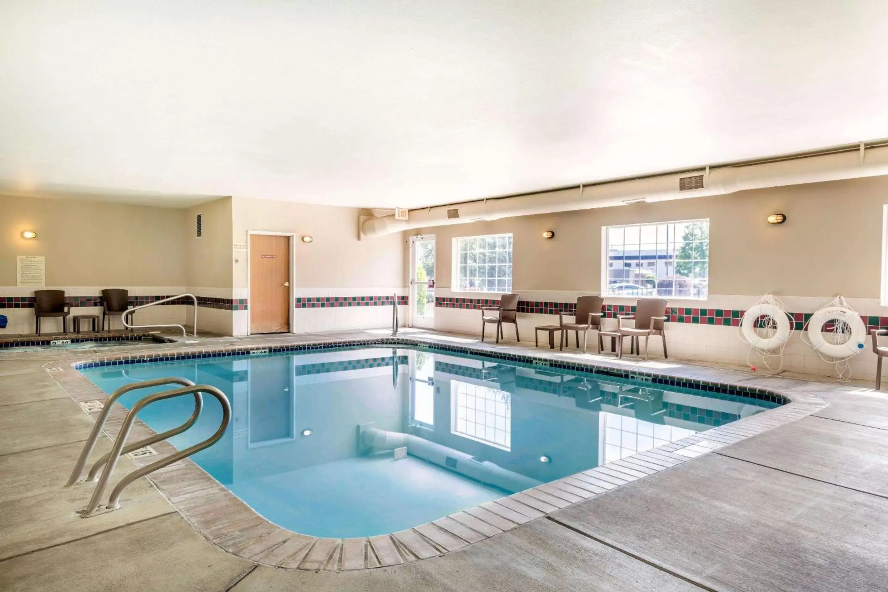 On site, Swimming Pool in Comfort Suites Yakima