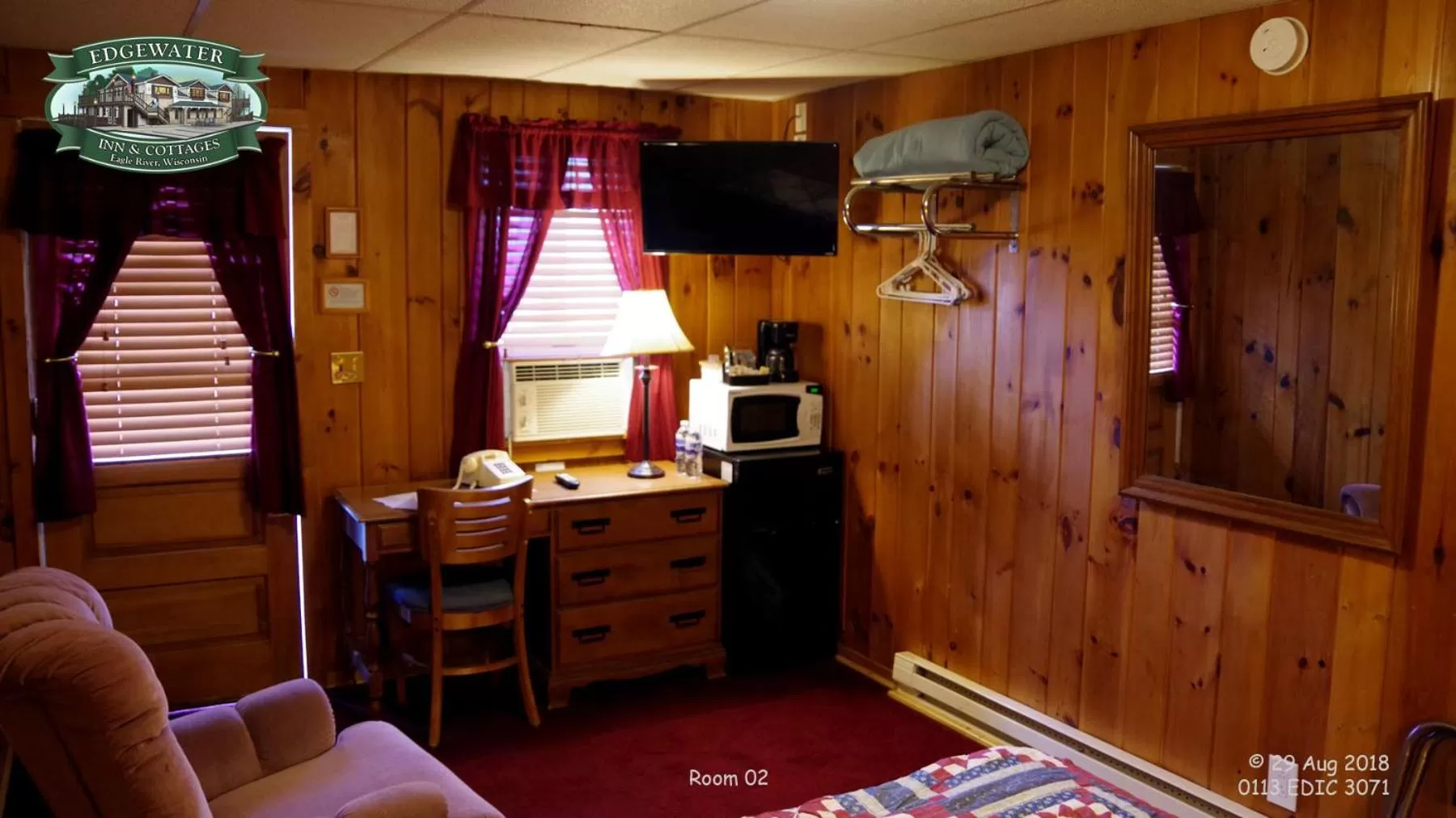 Queen Room in Edgewater Inn & Cottages