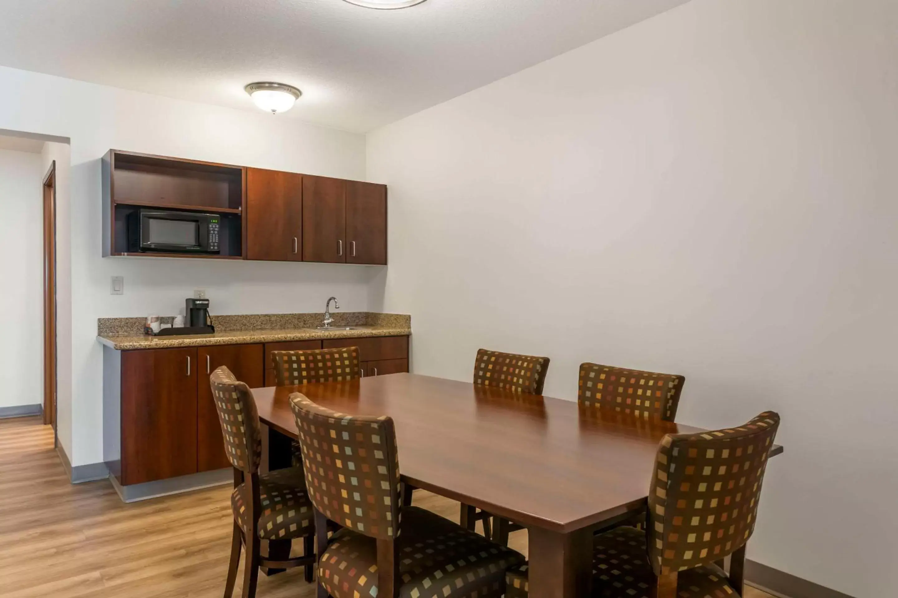 Bedroom, Dining Area in Comfort Suites Conference Center Rapid City