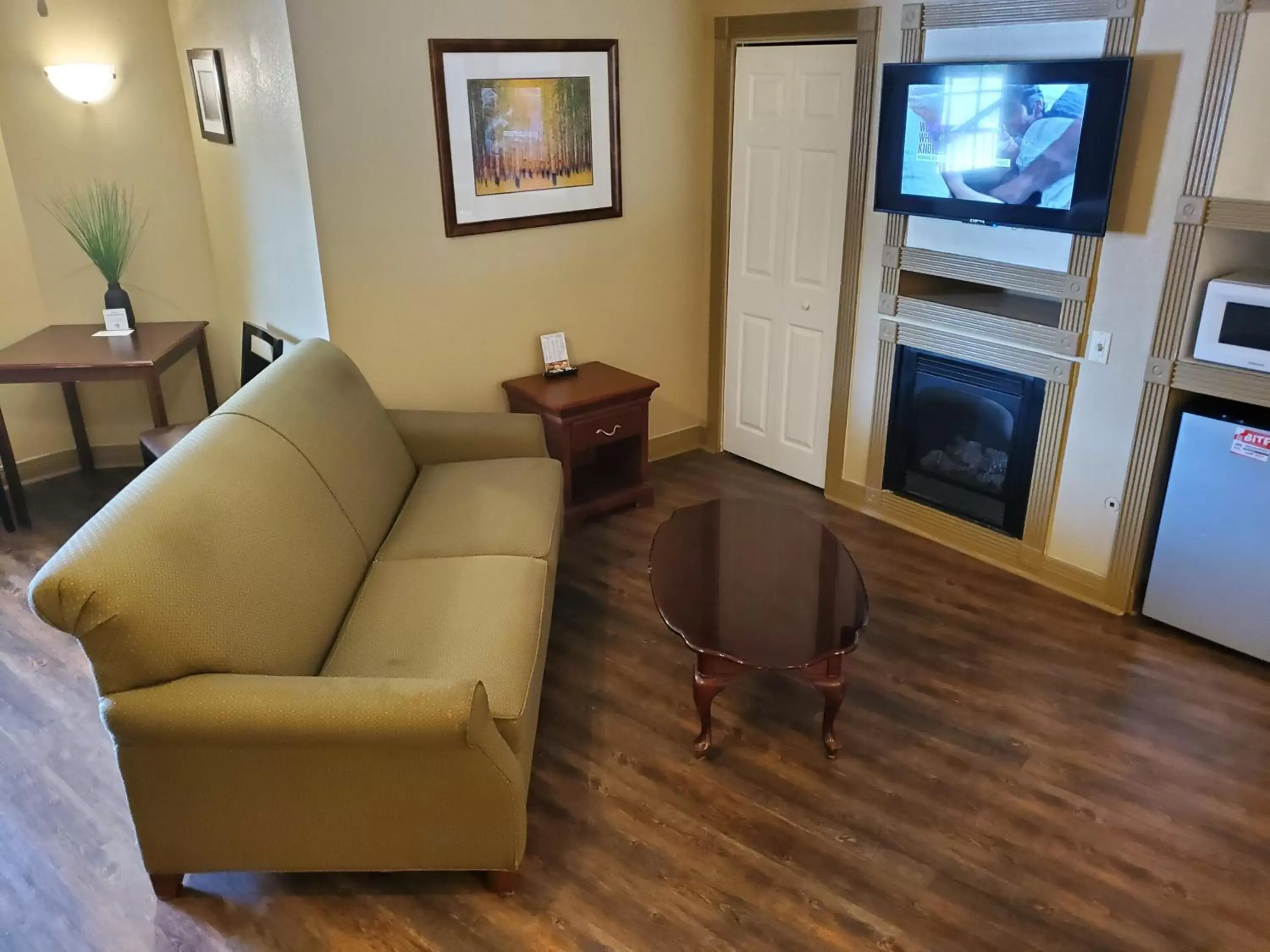 TV and multimedia, Seating Area in Colonial House Motel