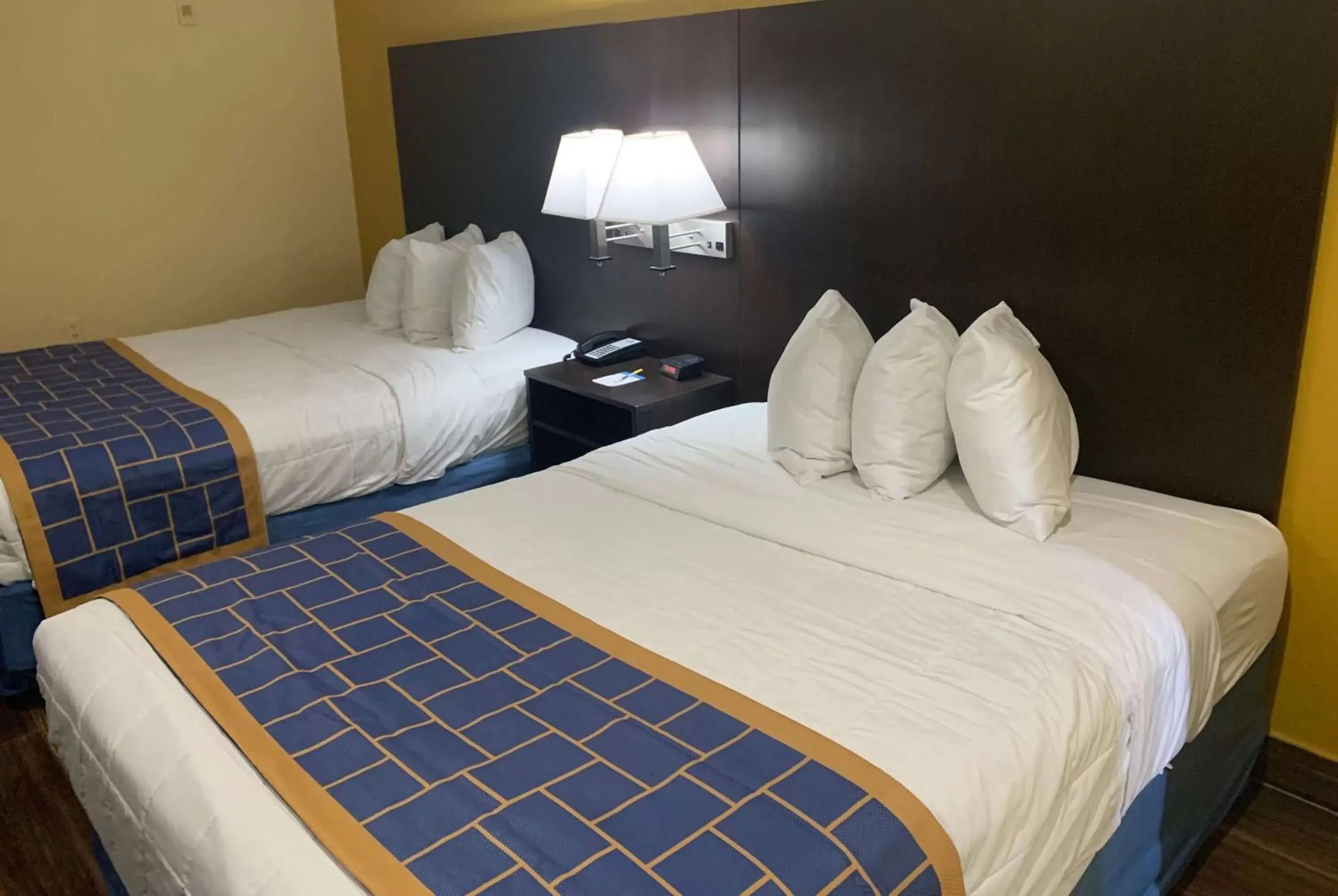 Photo of the whole room, Bed in Days Inn & Suites by Wyndham Tampa/Raymond James Stadium