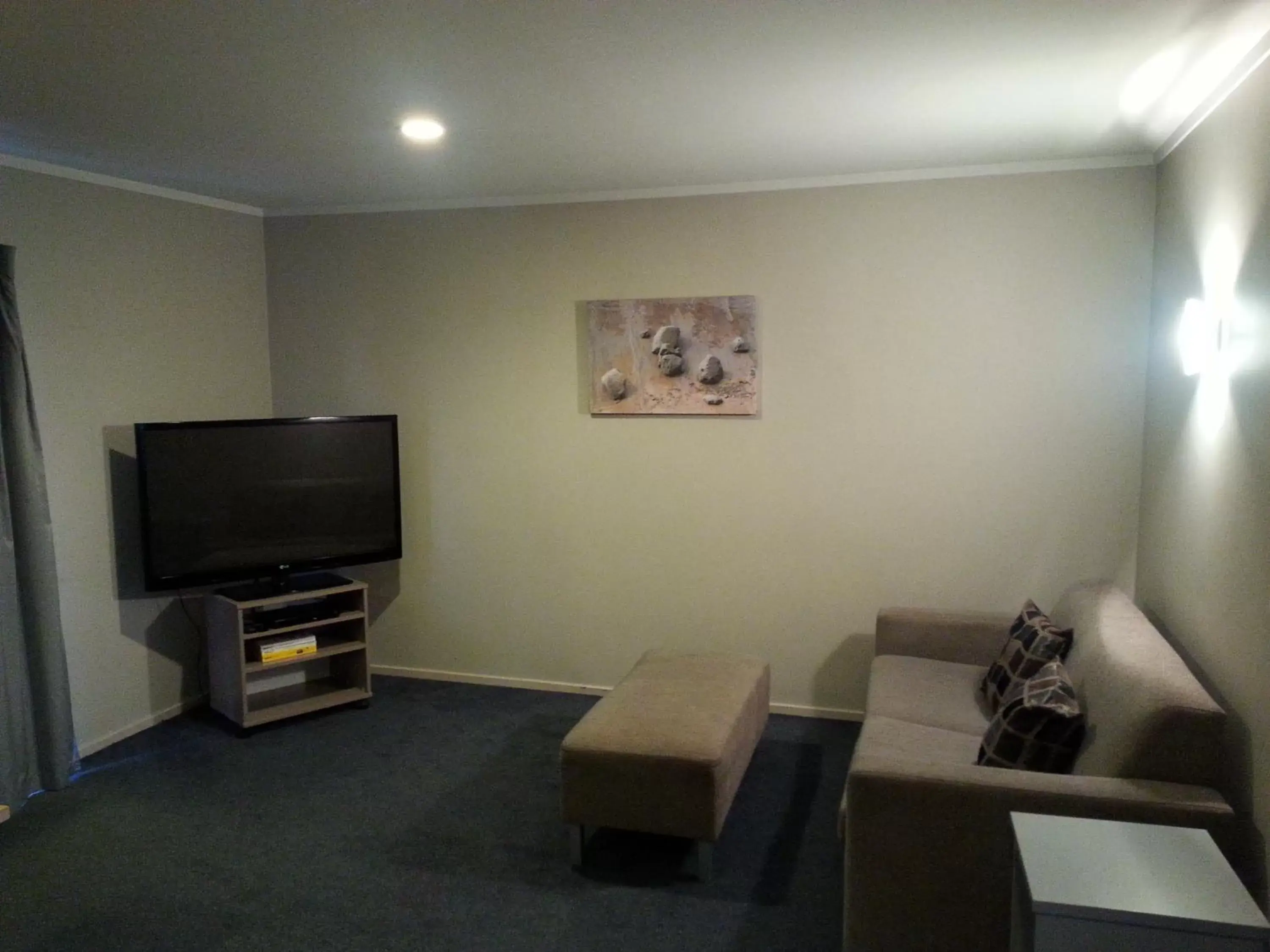 Living room, TV/Entertainment Center in Manukau Motor Lodge