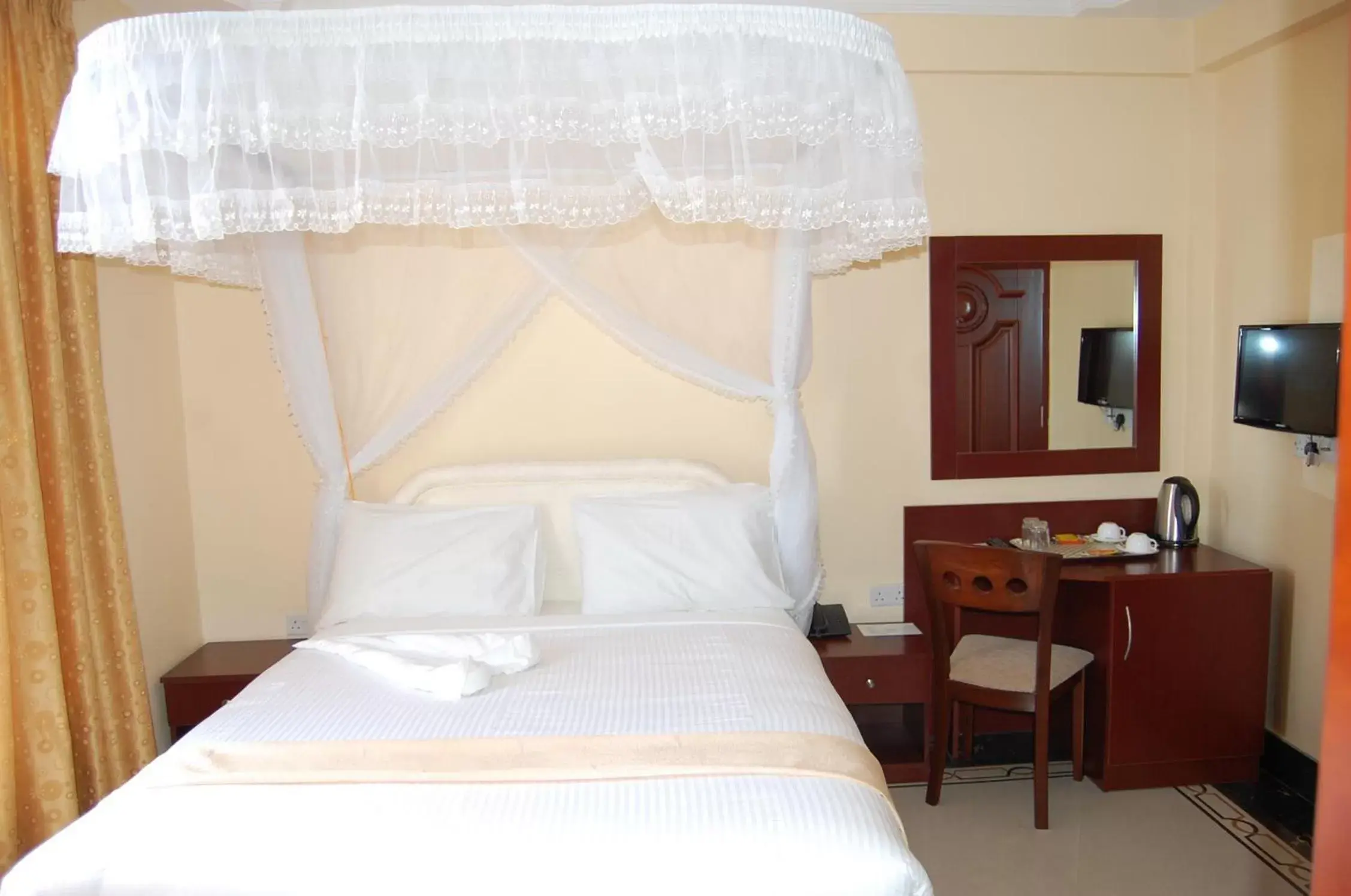 Photo of the whole room, Bed in Lantana Hotel