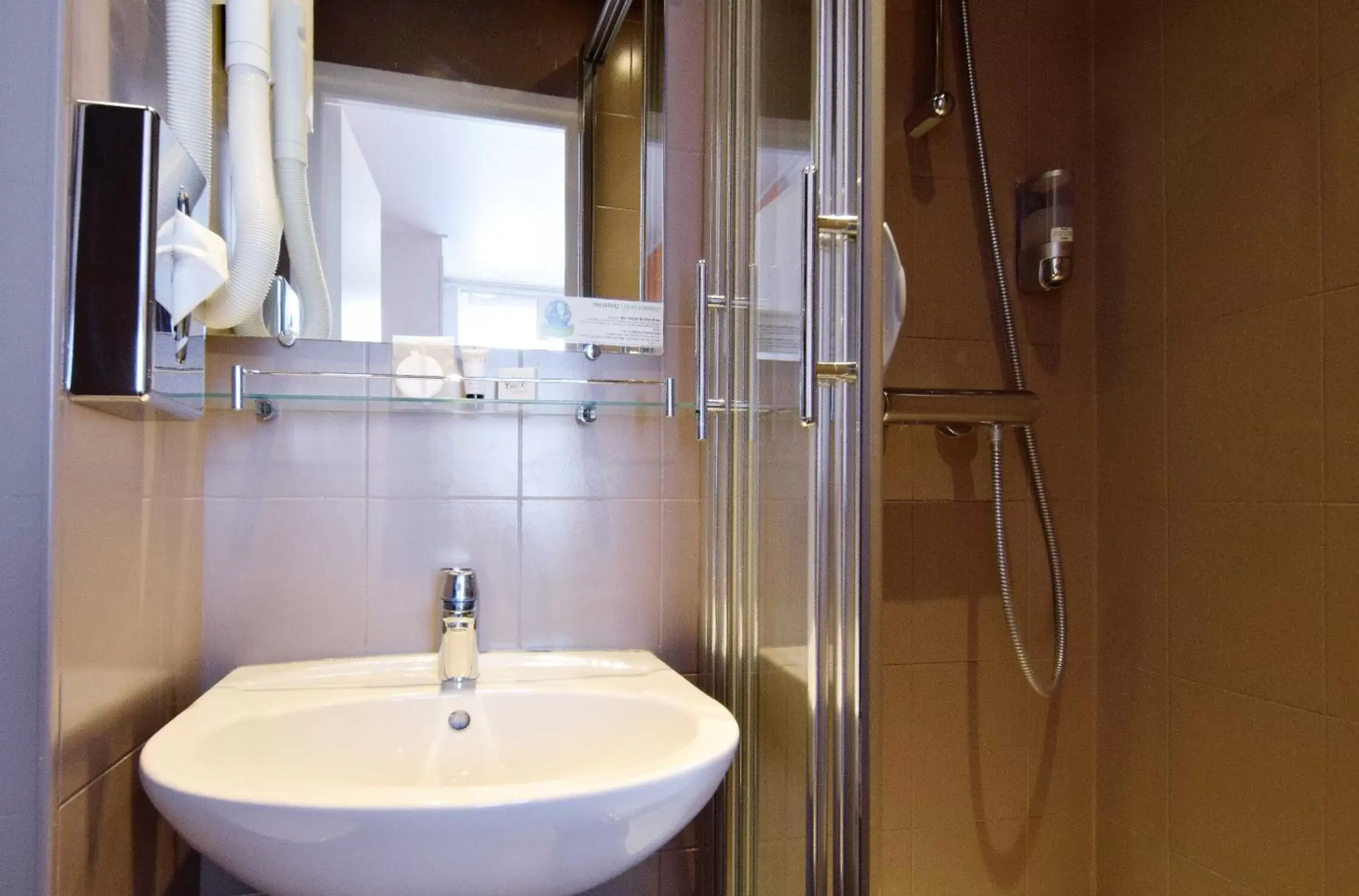 Shower, Bathroom in Alyss Saphir Cambronne Eiffel