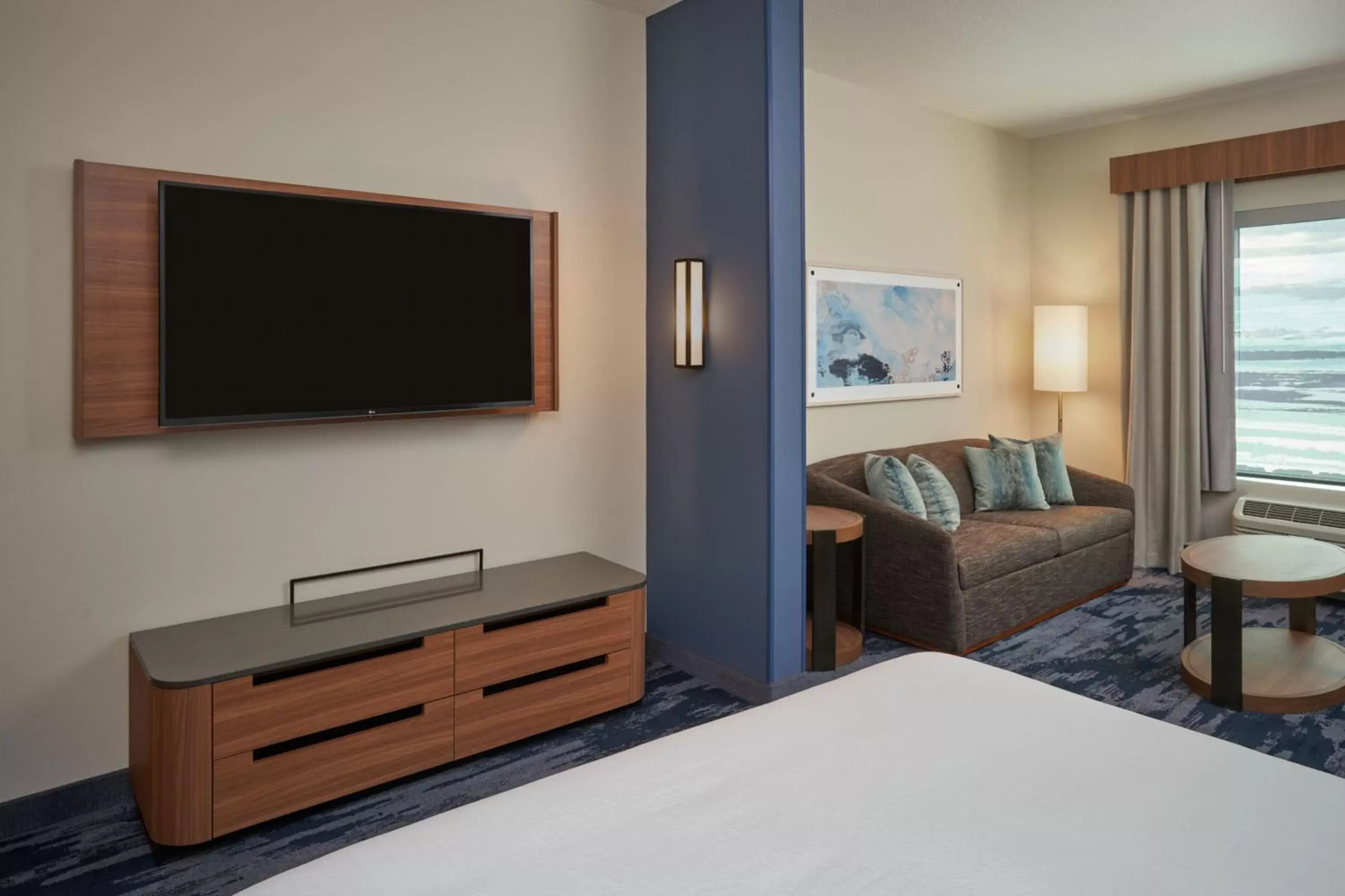 Bedroom, TV/Entertainment Center in Fairfield by Marriott Inn & Suites West Palm Beach