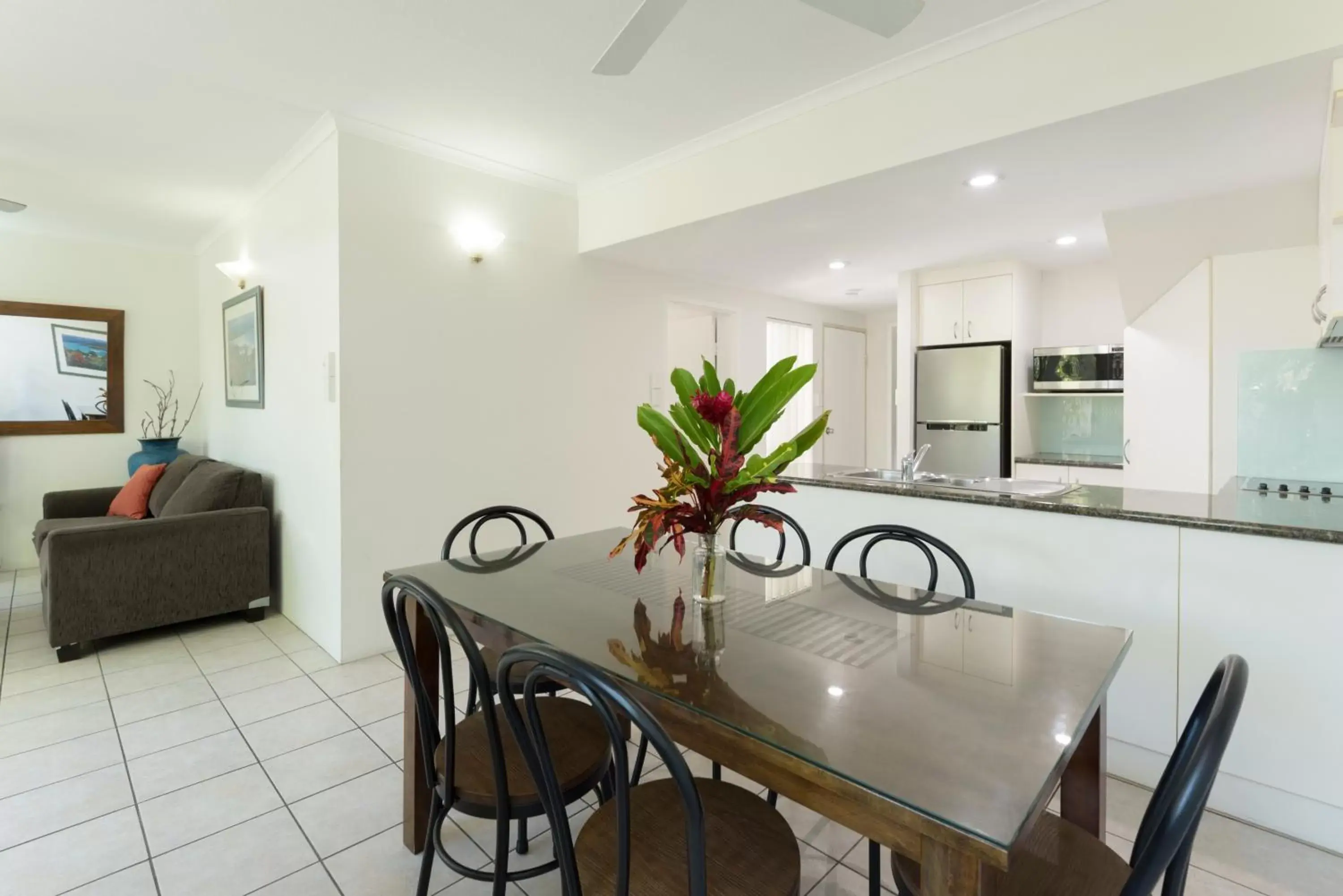 Kitchen or kitchenette, Dining Area in Tropical Nites Holiday Townhouses