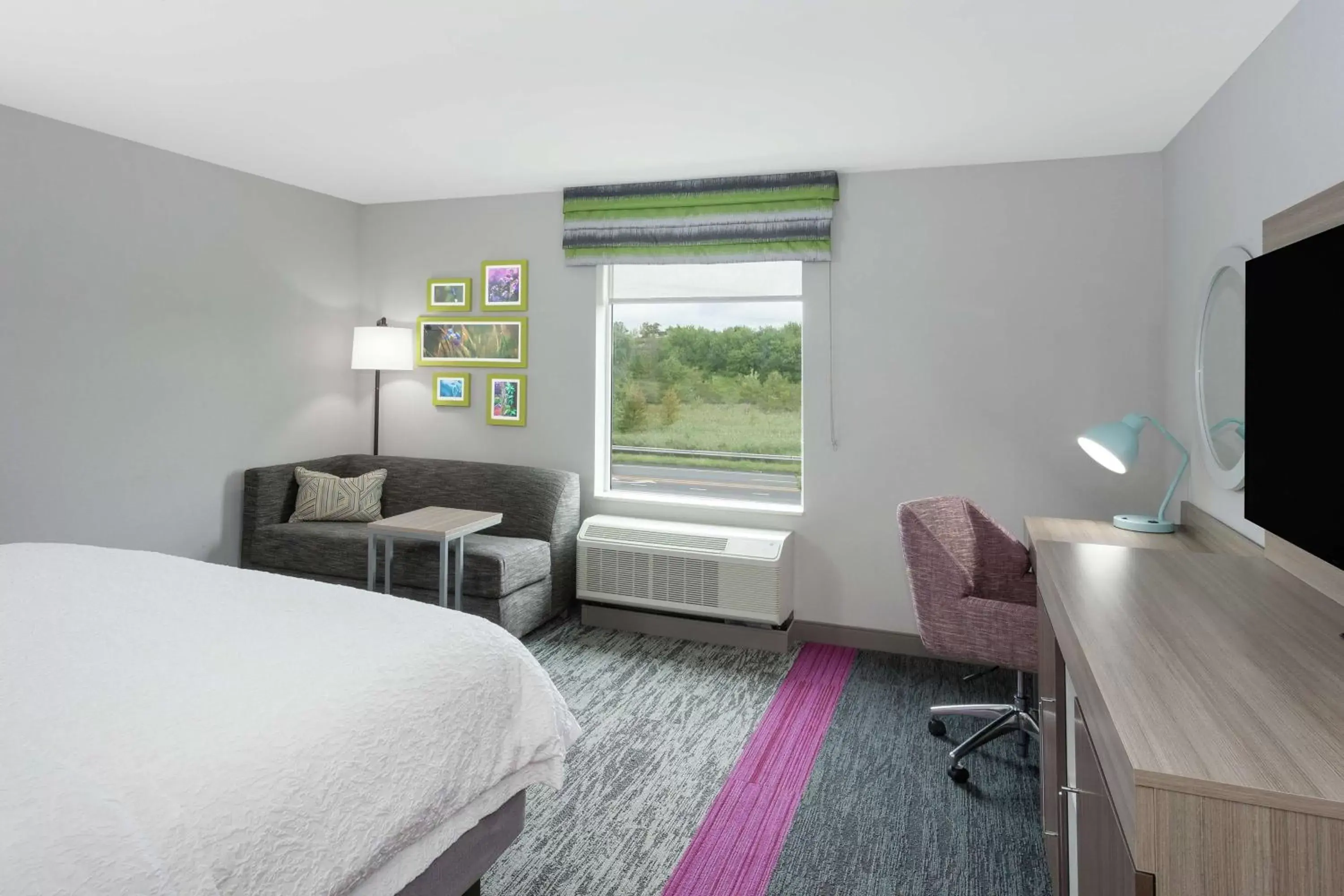 Bedroom in Hampton Inn & Suites Rocky Hill - Hartford South