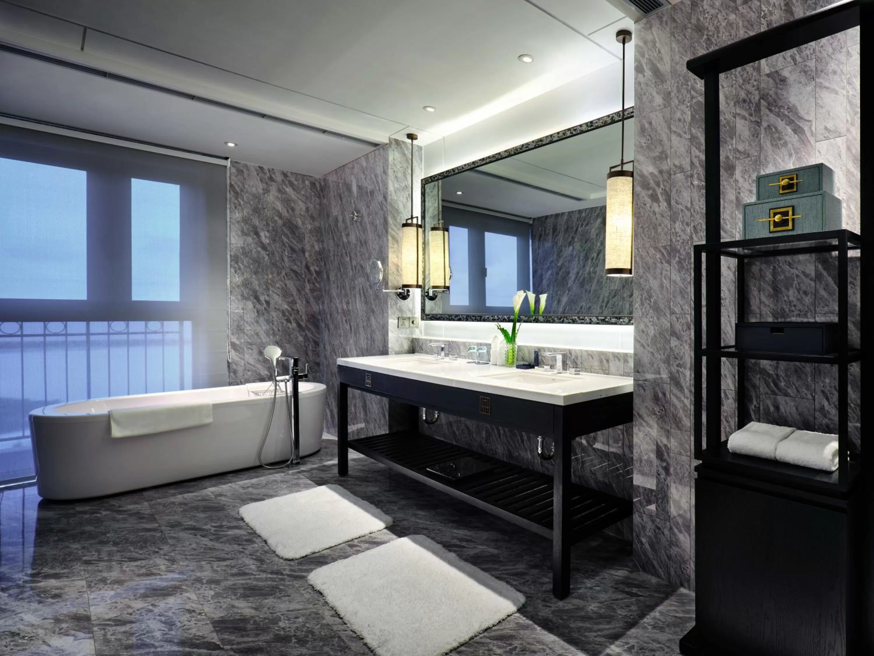 Toilet, Bed in Primus Hotel Shanghai Sanjiagang - Offer Pudong International Airport and Disney shuttle