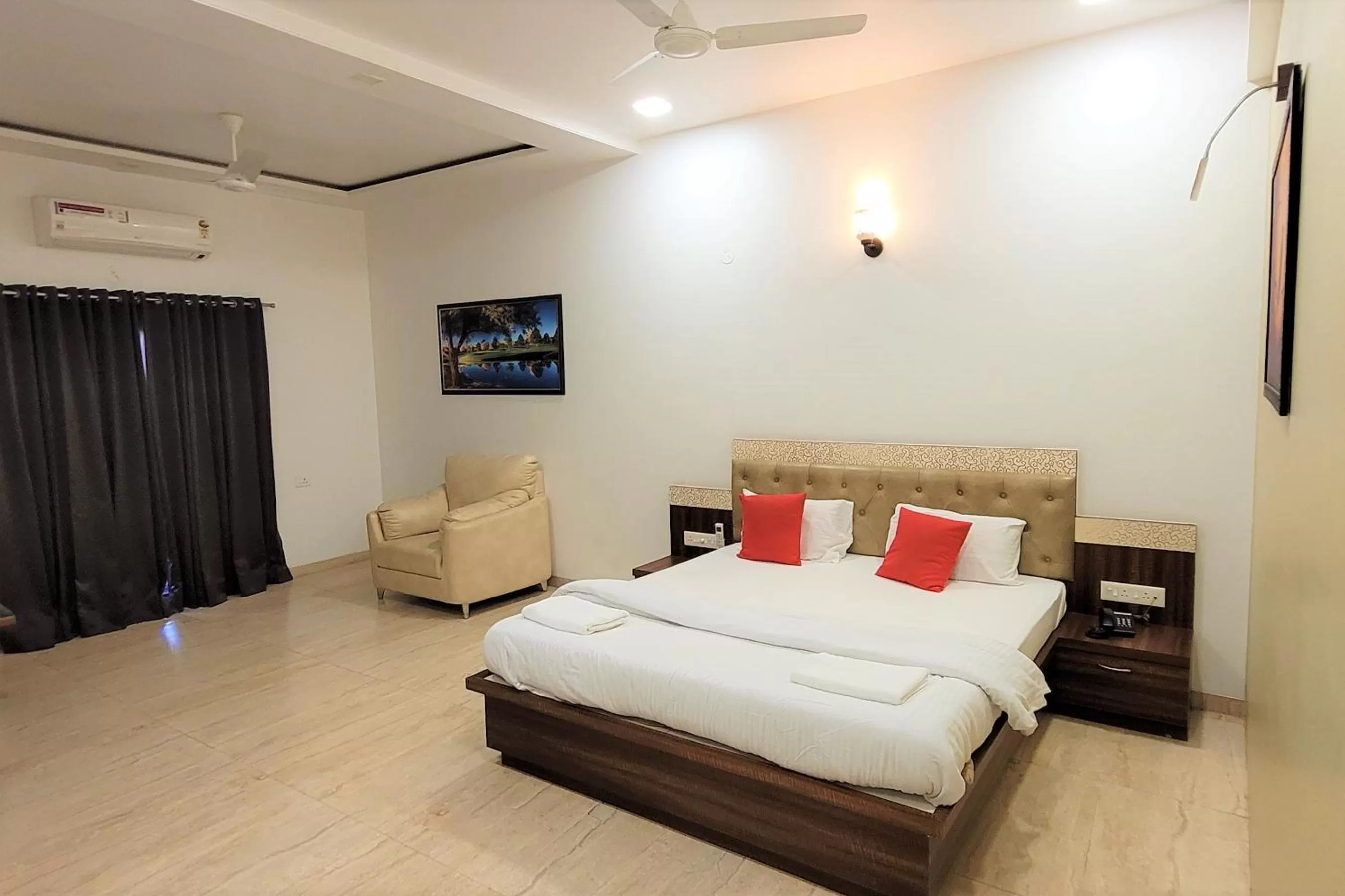 Living room, Bed in Hotel Om Inn - Talegaon Dabhade