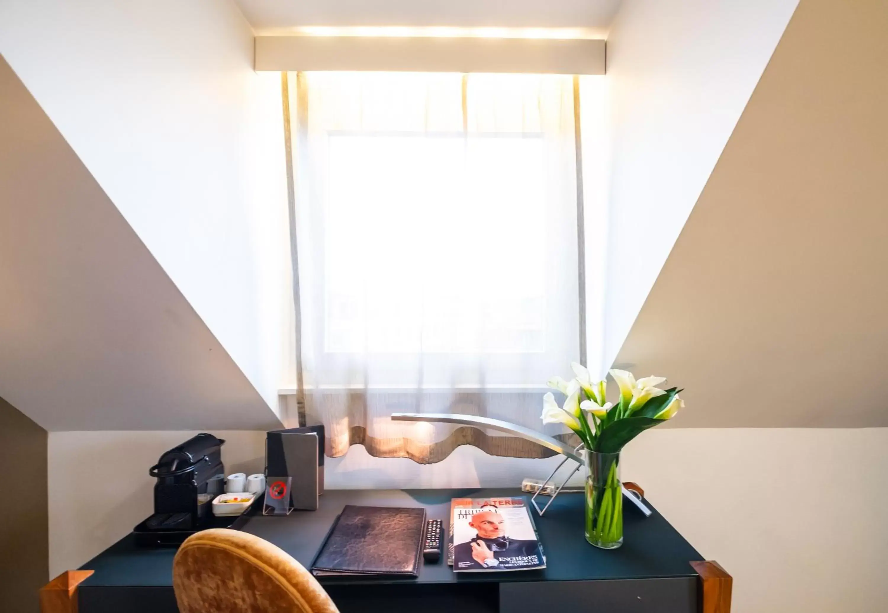 Seating area, Bed in The Ambassador Seating area, Bed in The Ambassador