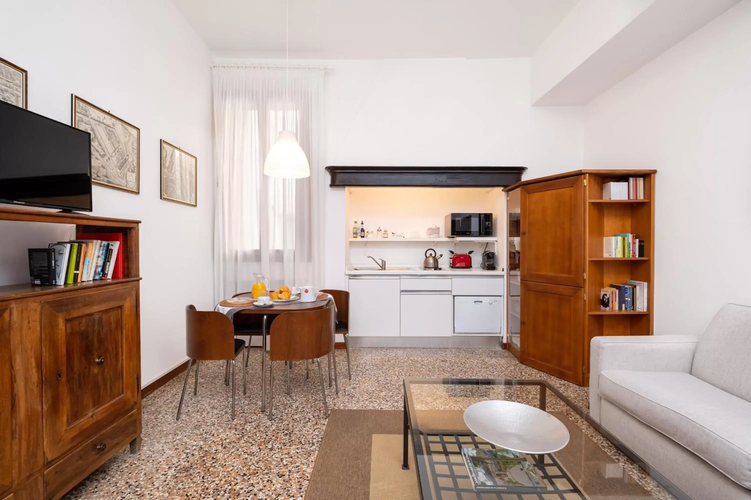 Living room, Kitchen/Kitchenette in Residence Ca' Foscolo
