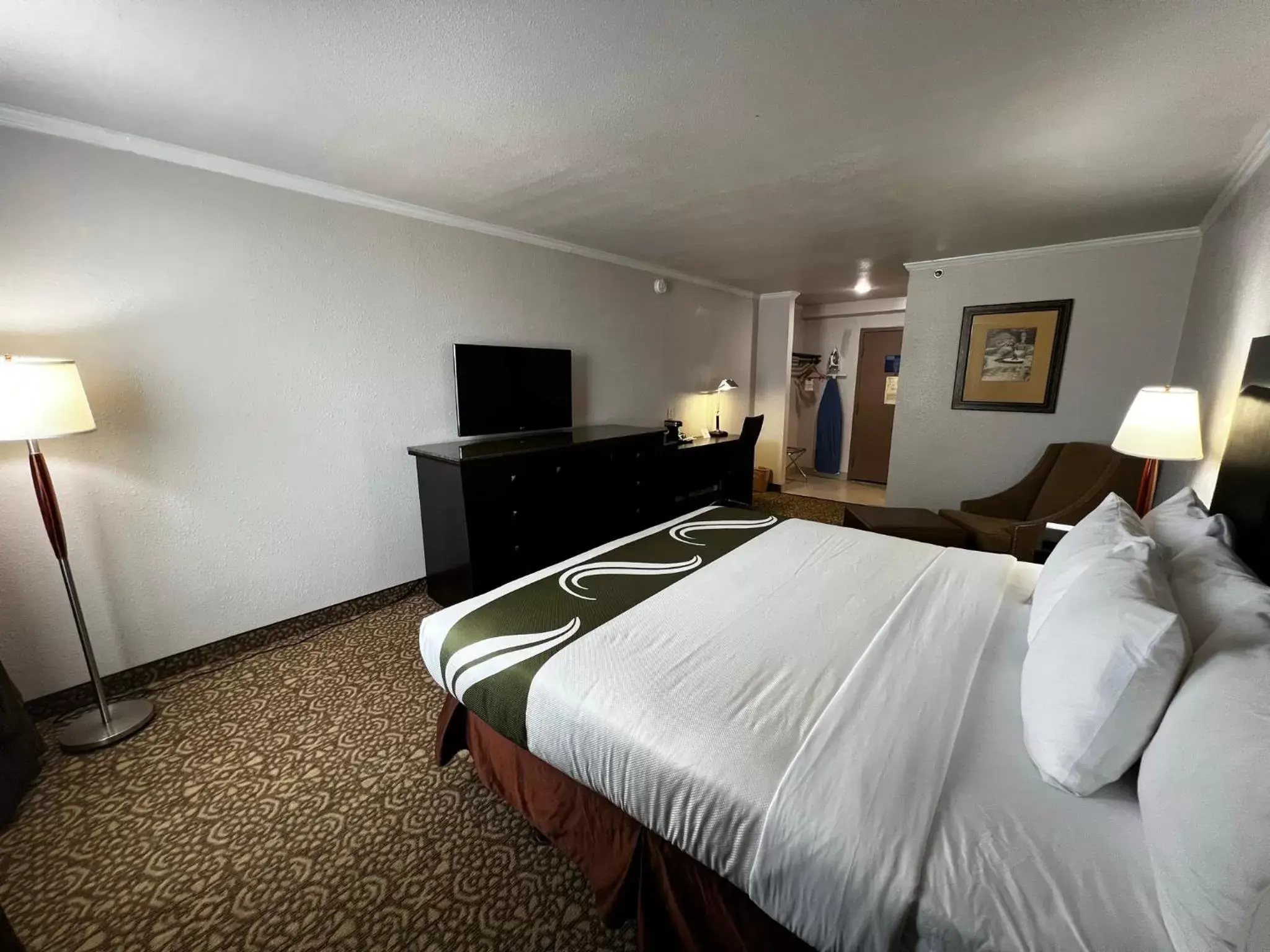 Communal lounge/ TV room, Bed in Quality Inn Fort Worth - Downtown East
