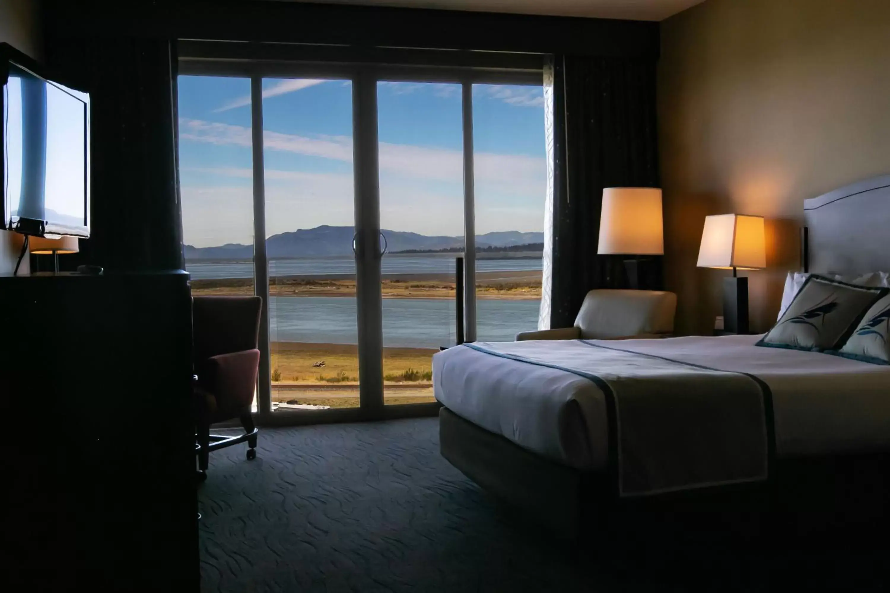 Bedroom, Mountain View in Swinomish Casino & Lodge